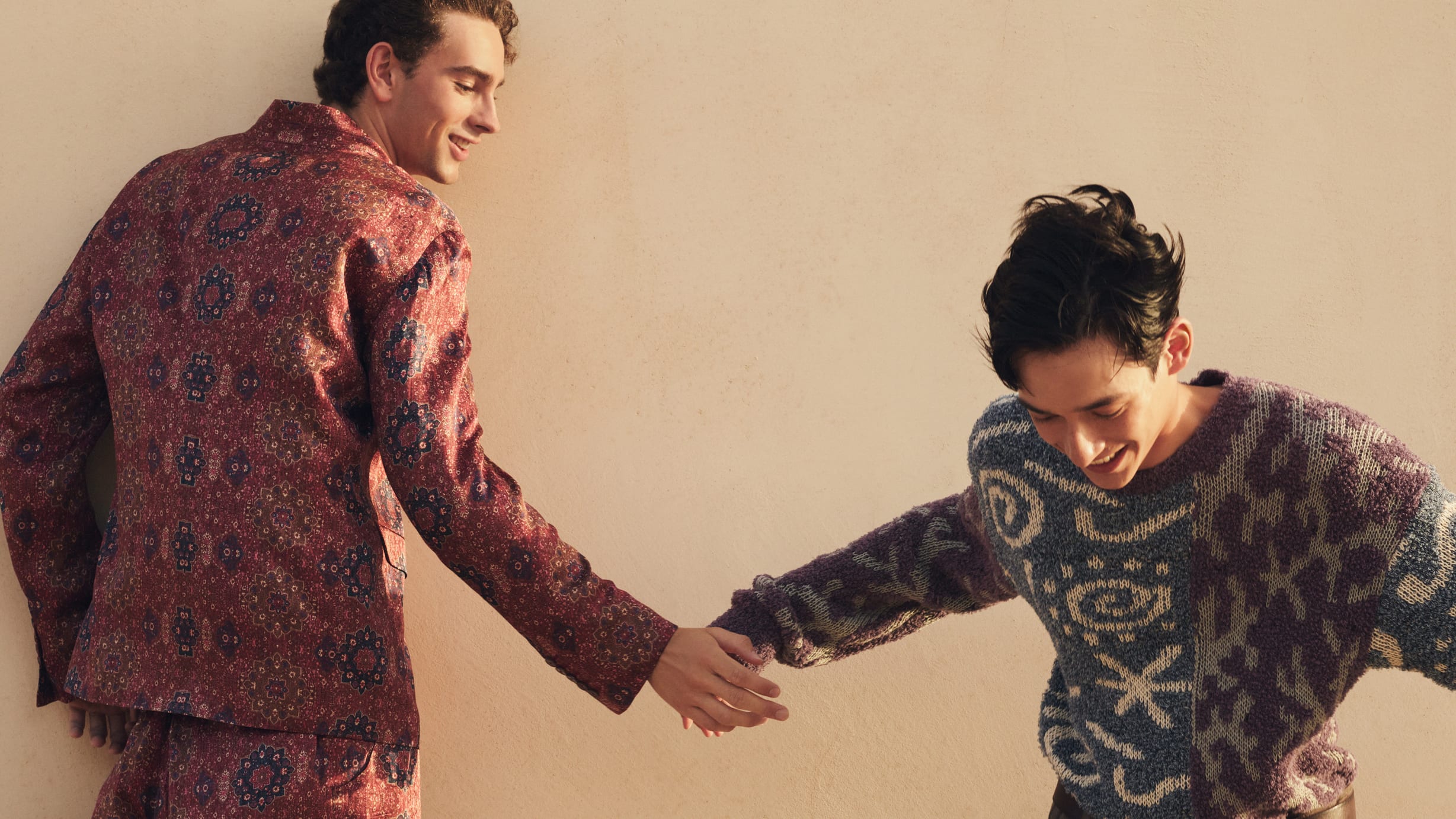 modelli che indossa abbigliamento della collezione della stagione