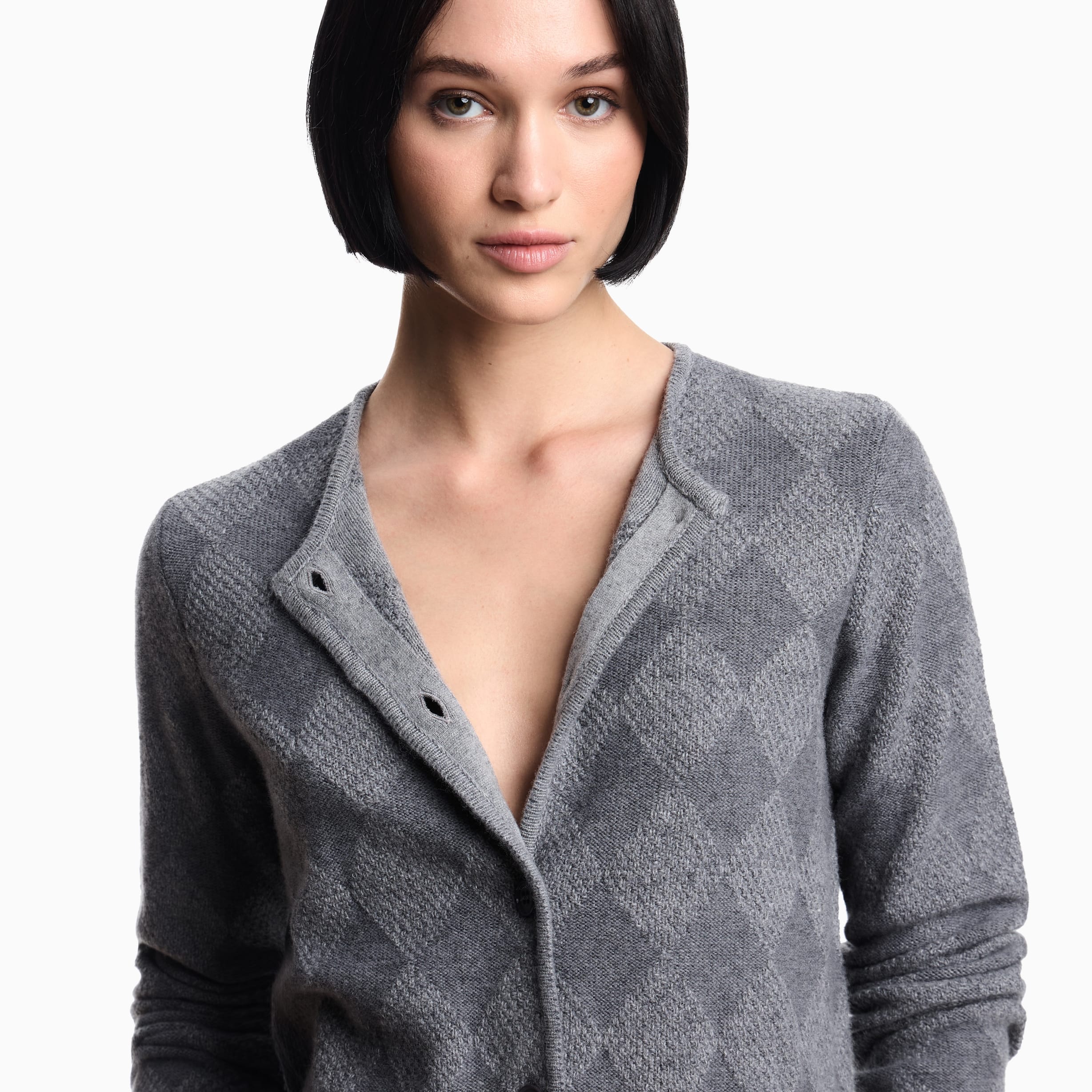 Donna che indossa capi della collezione Icon