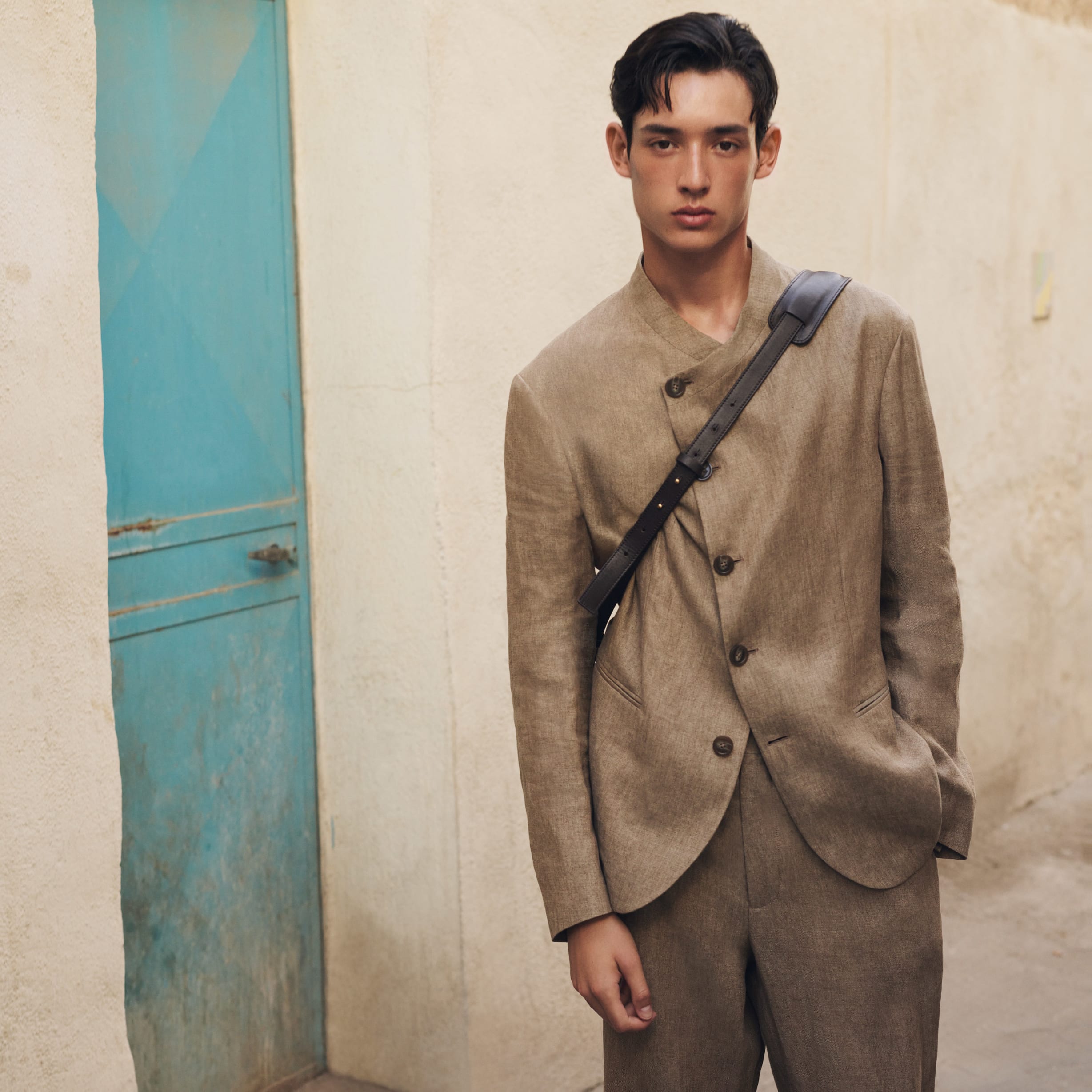 Uomo che indossa capi della collezione Icon