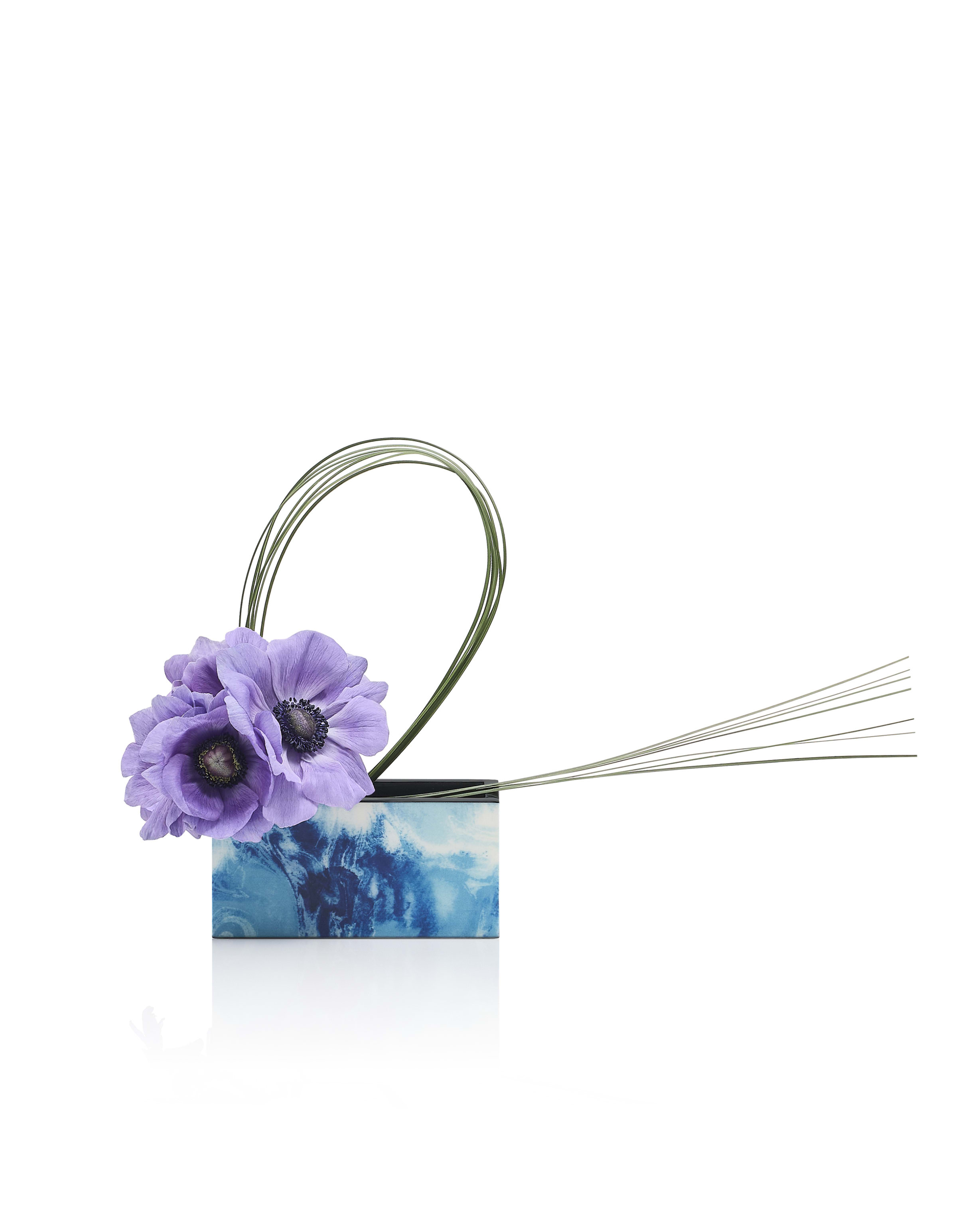 Anemones_and_flexigrass_on_Sea_effect_laquered_wood_vase