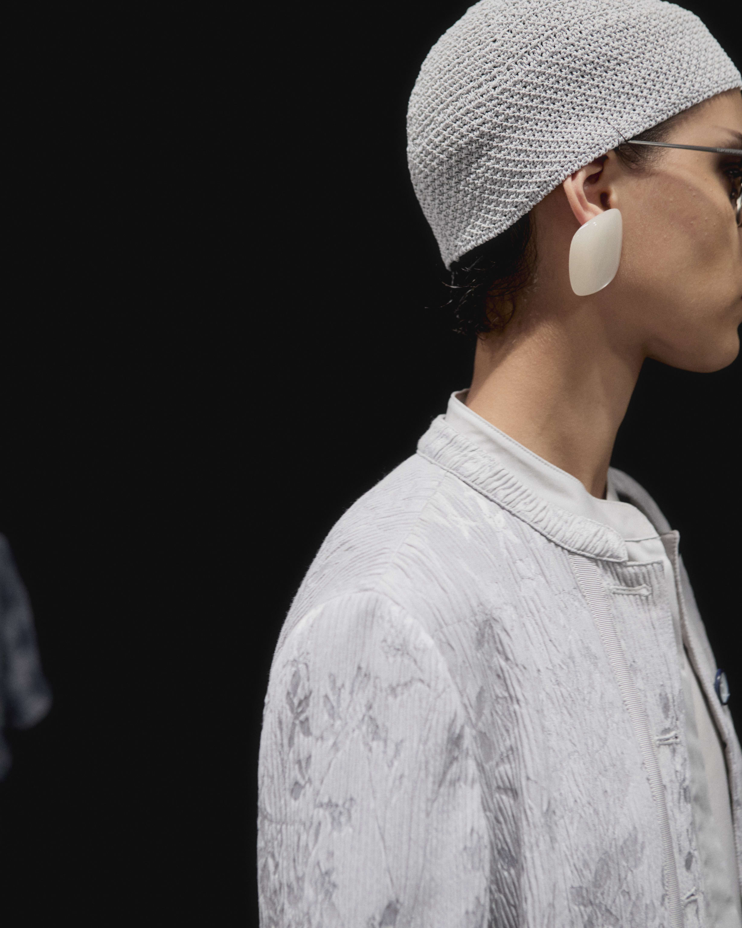 EA_SS25_Woman_Backstage_02
