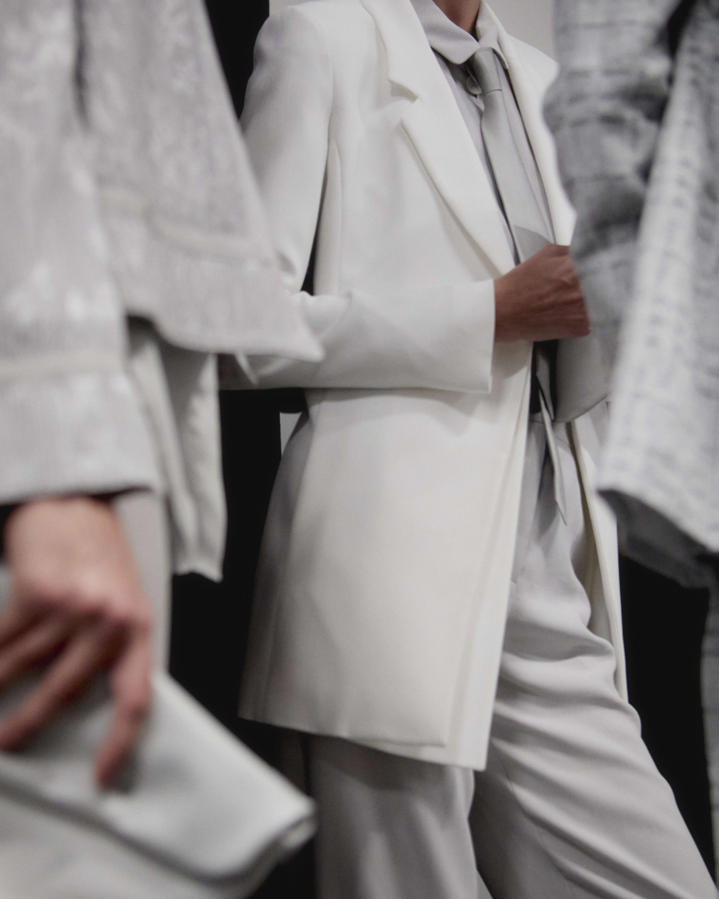 EA_SS25_Woman_Backstage_12
