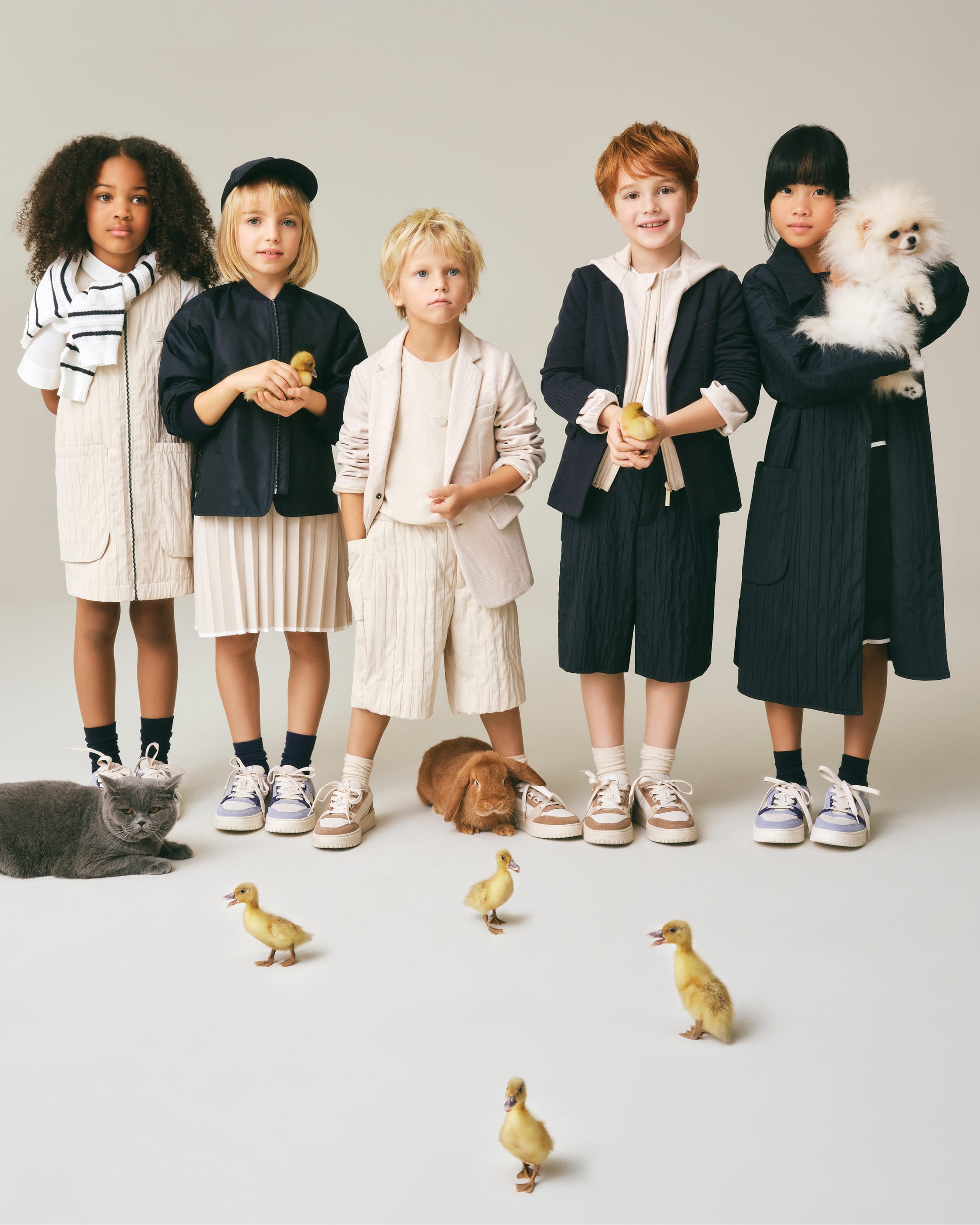 modelli bambini che indossano la collezione della stagione