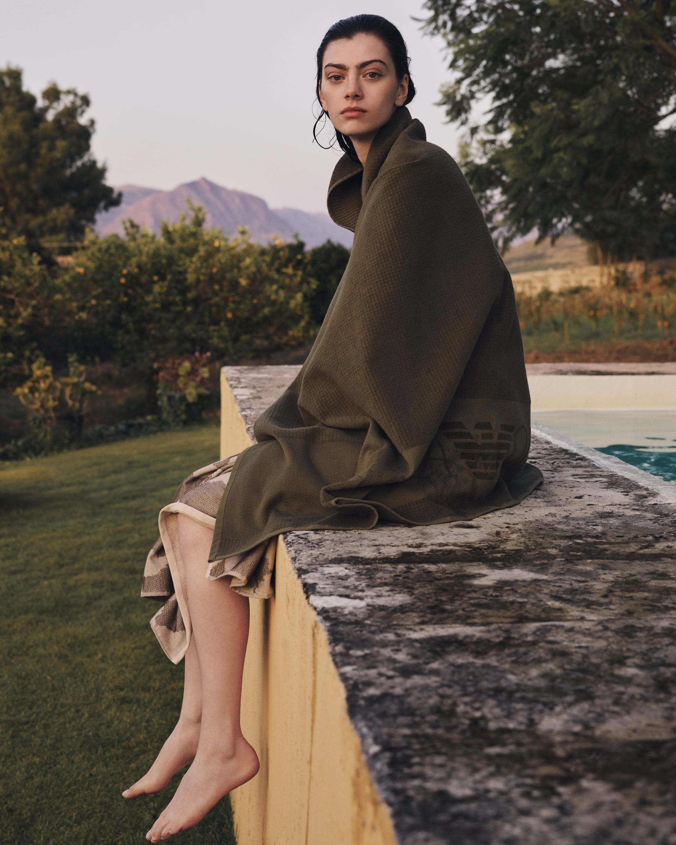 modella che indossa abbigliamento della collezione della stagione