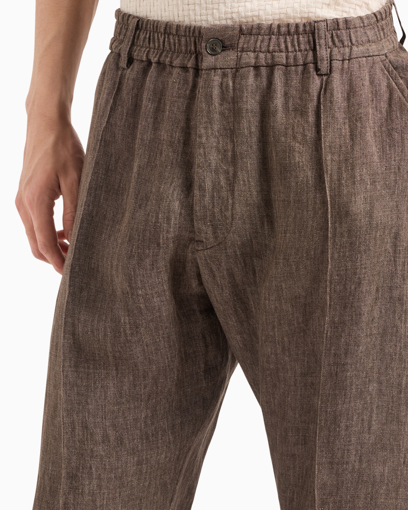 Crêpe-effect faded linen trousers with pleats Slide 4