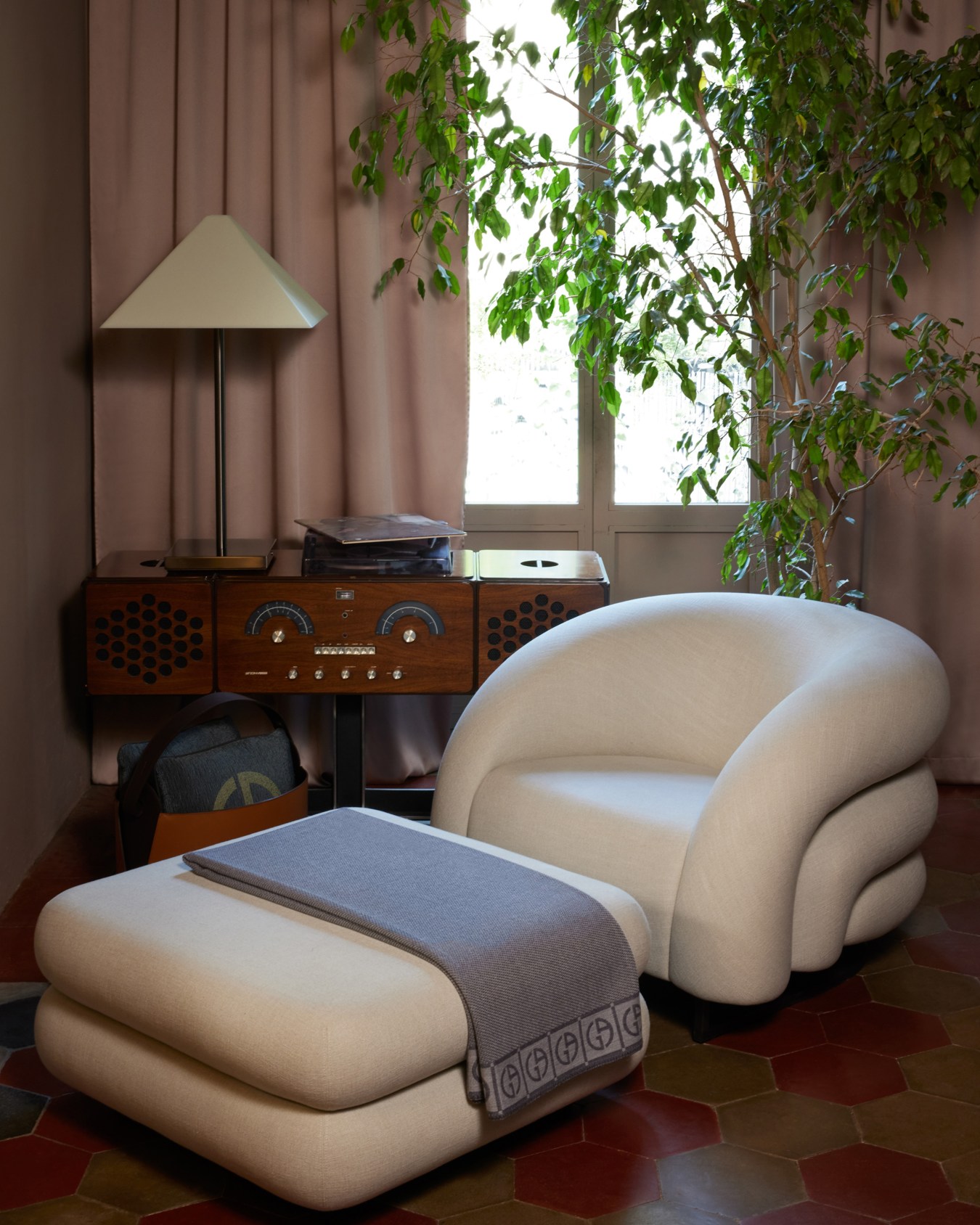 BALOON Armchair and footrest Slide 1