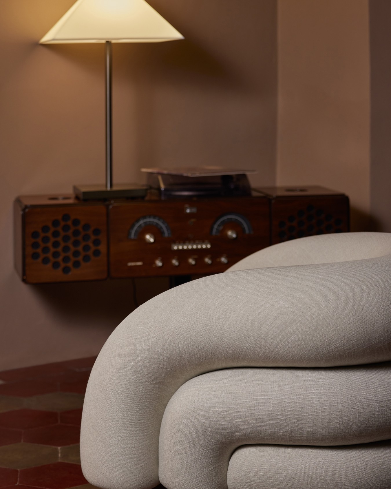 BALOON Armchair and footrest Slide 2