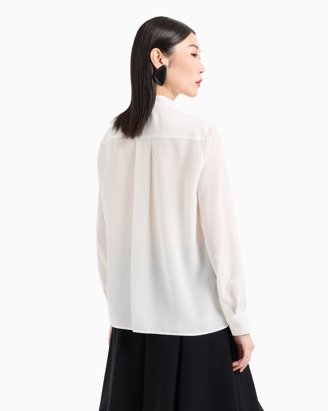 Silk crêpe-de-Chine shirt with pleated back Slide 2