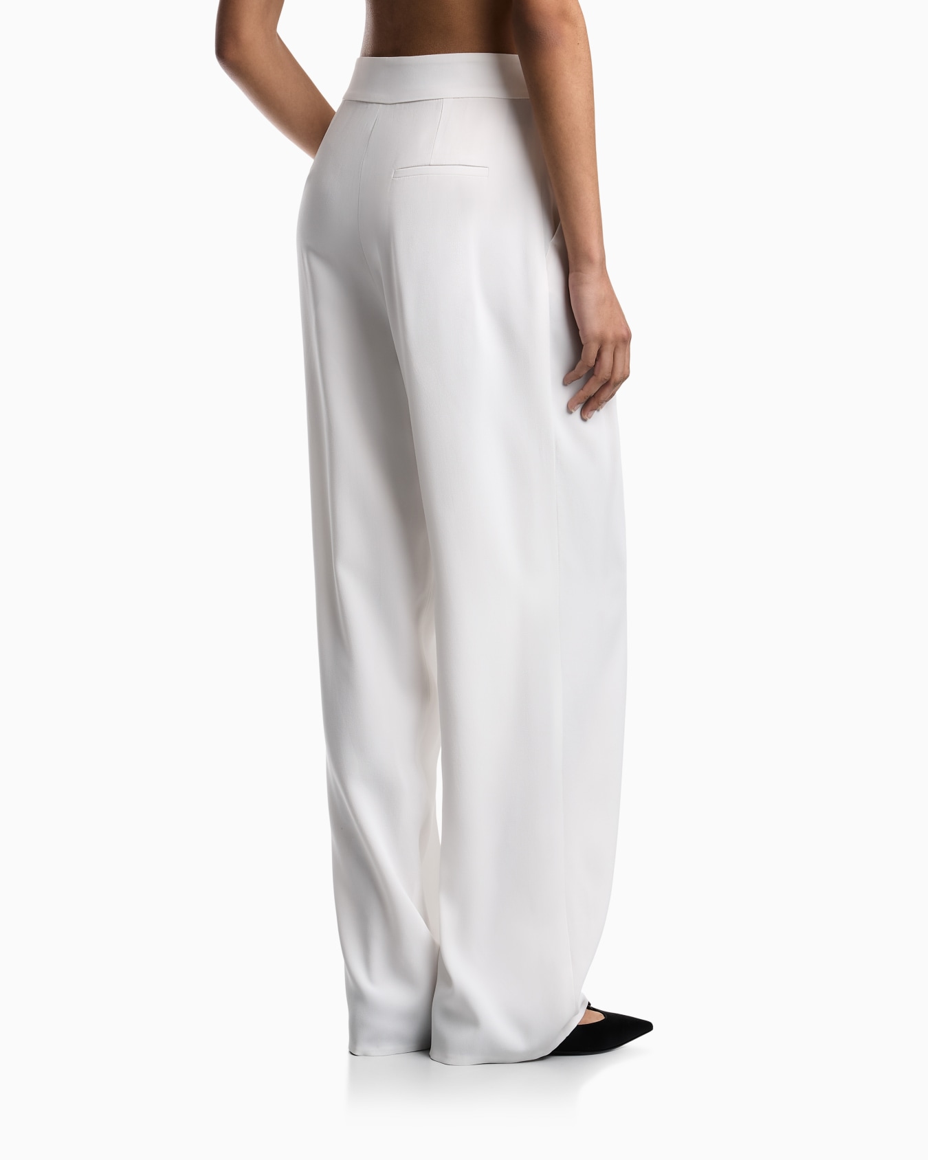 Pantaloni palazzo con pinces in envers satin Slide 5