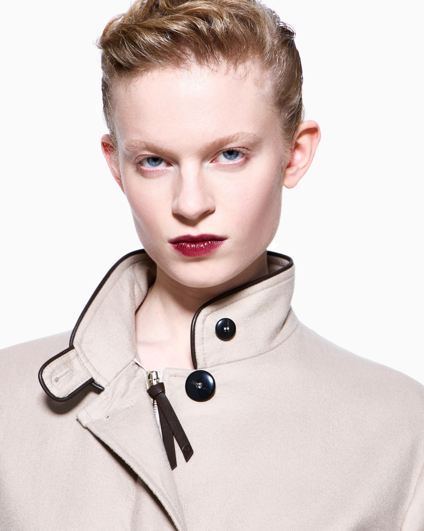 Cashmere coat with leather details Slide 3