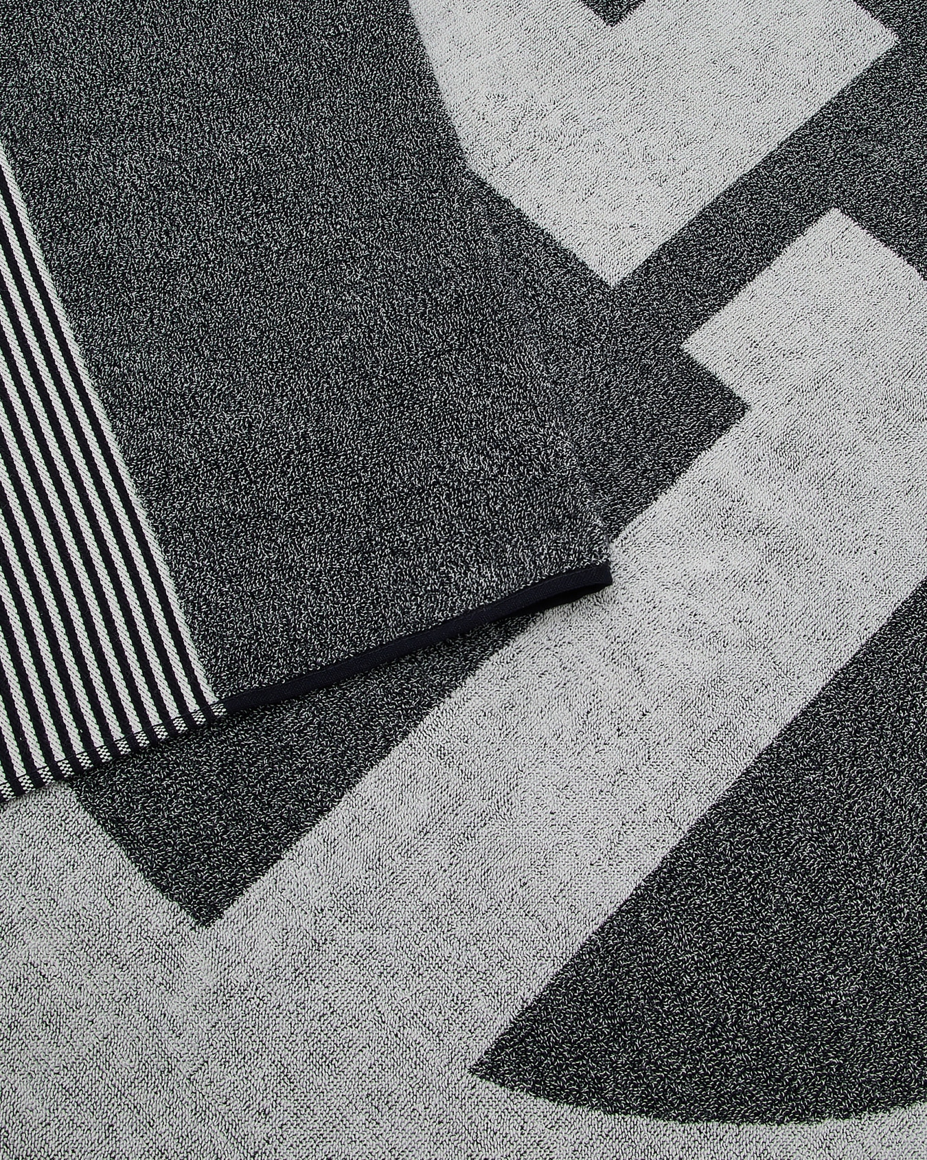 Toalla de playa de rizo de algodón con maxilogotipo GA en tejido jacquard Diapositiva 1