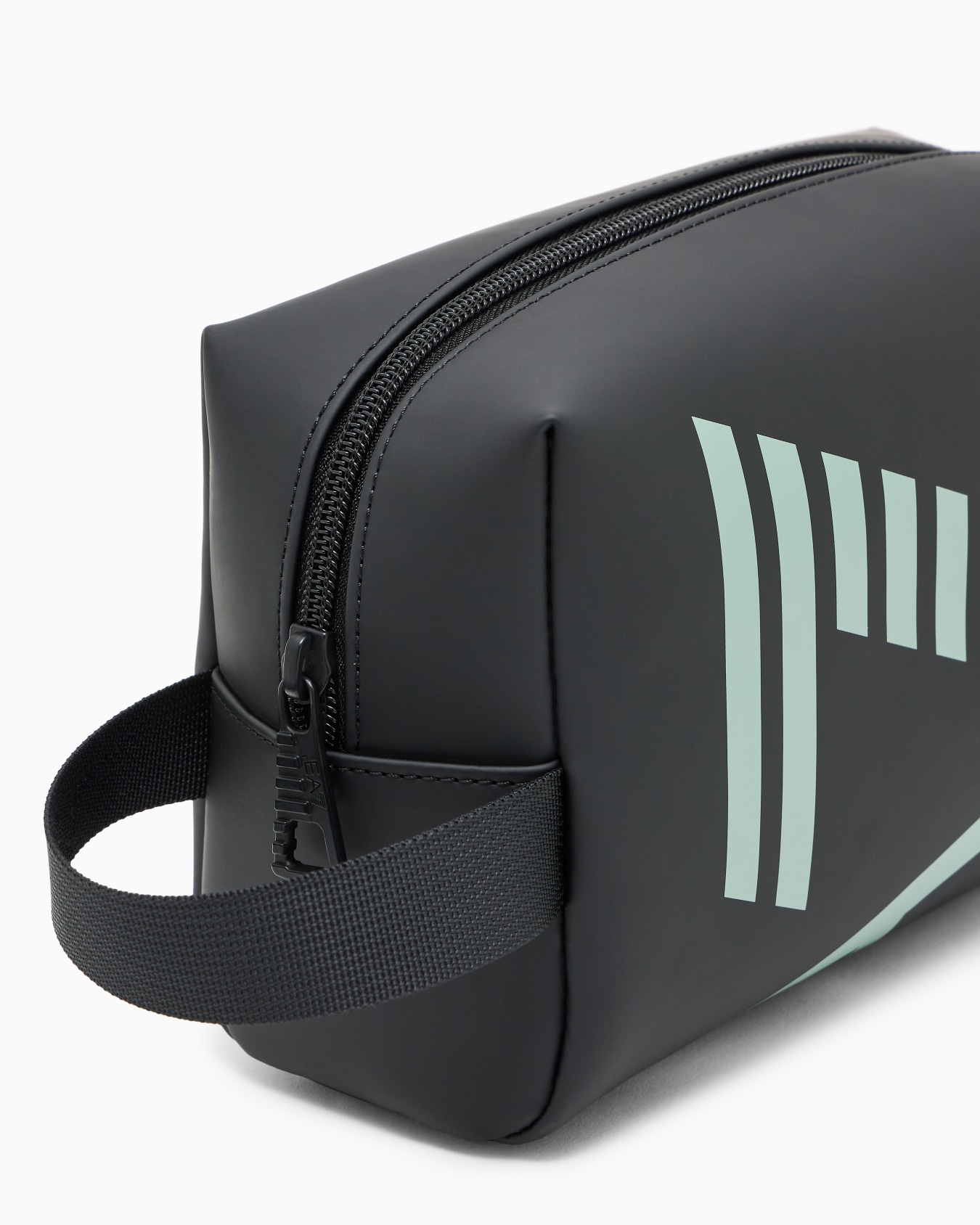 Washbag with oversized logo Slide 2