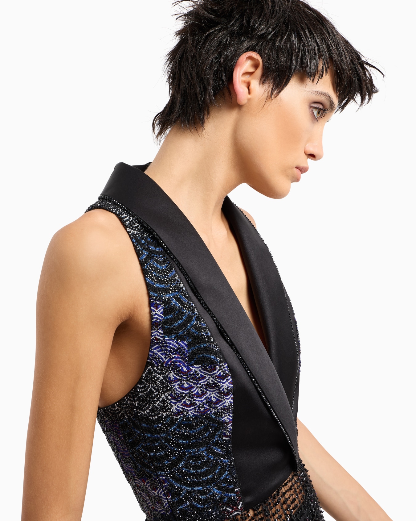 Dress with lapels and embroidered skirt Slide 4