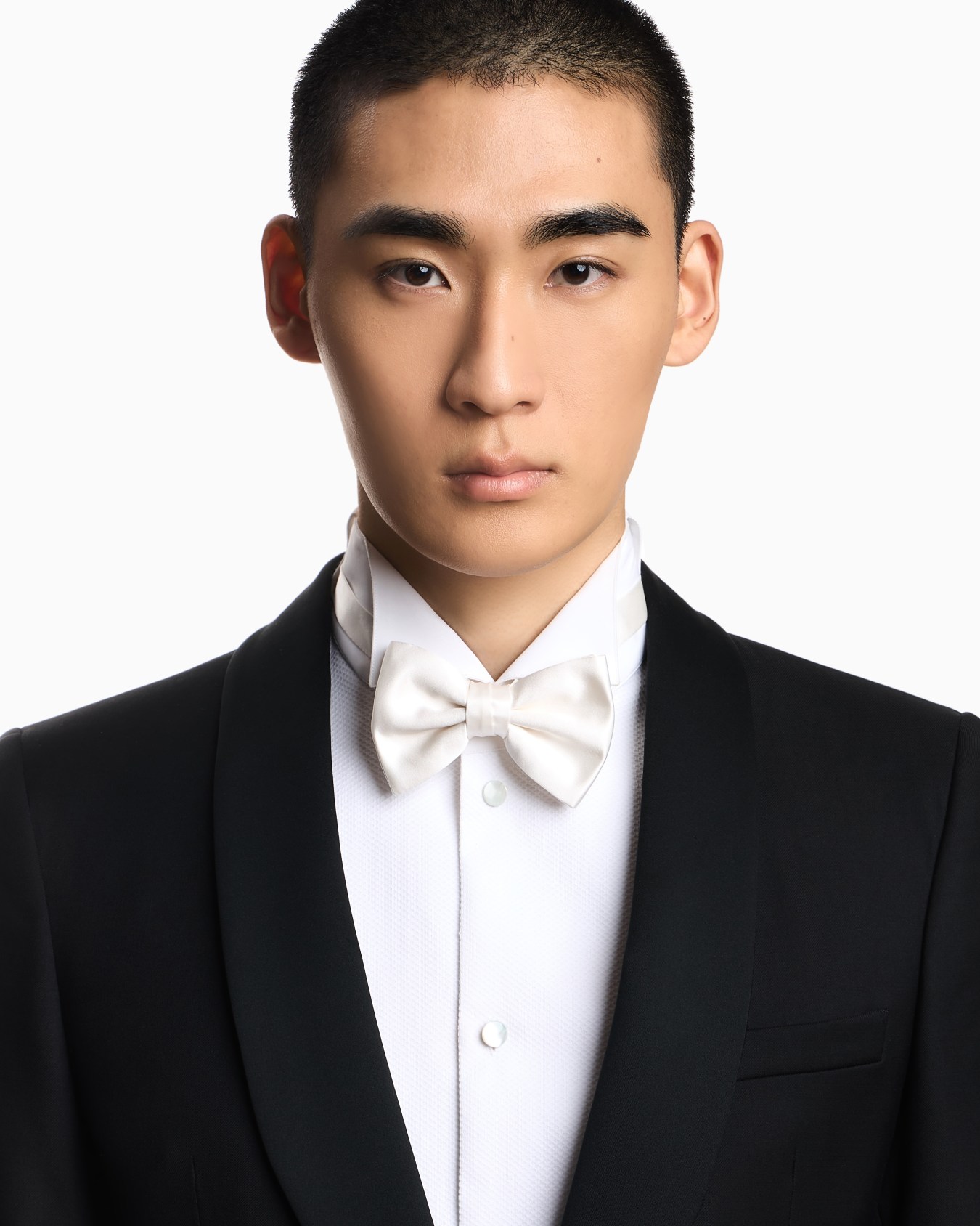 Knotted bow tie in micro-textured pure silk Slide 2