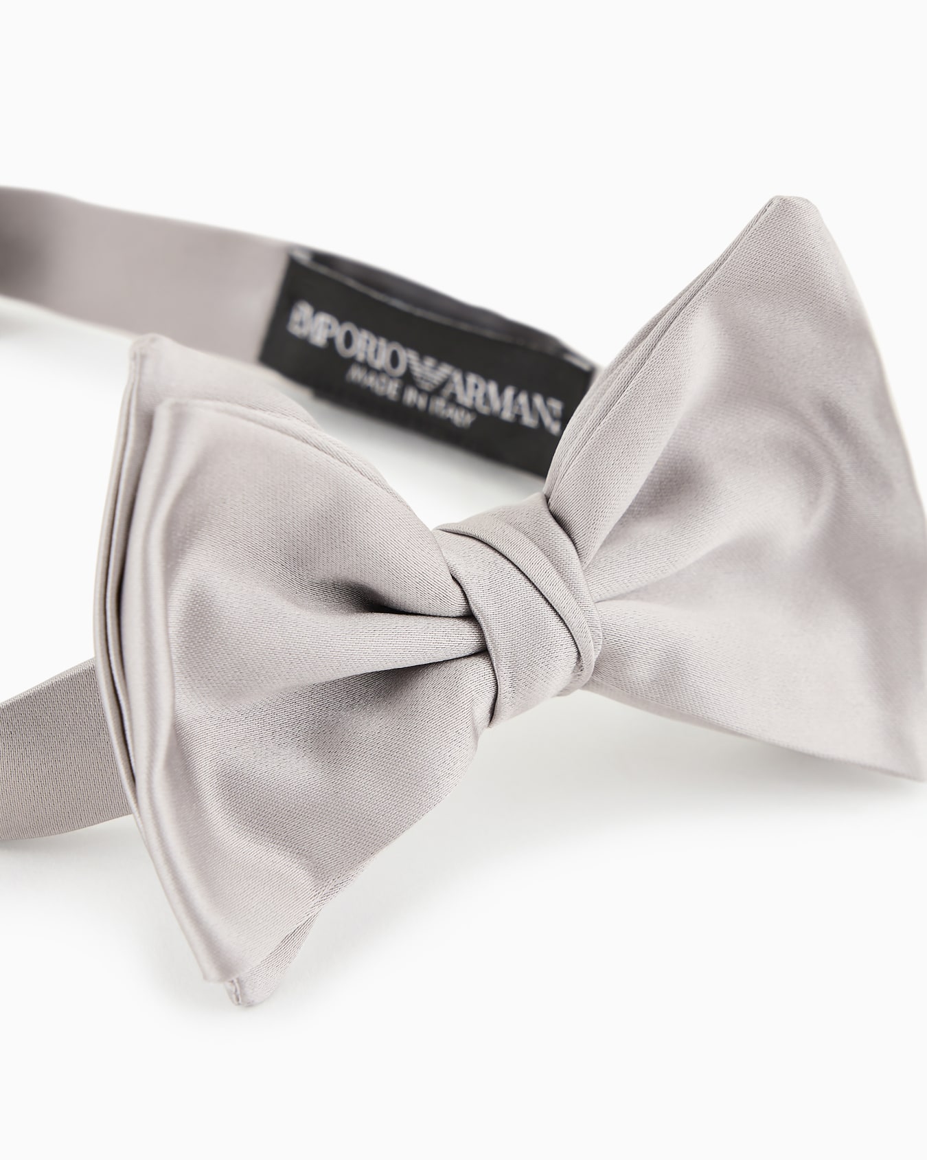 Knotted bow tie in micro-textured pure silk Slide 1