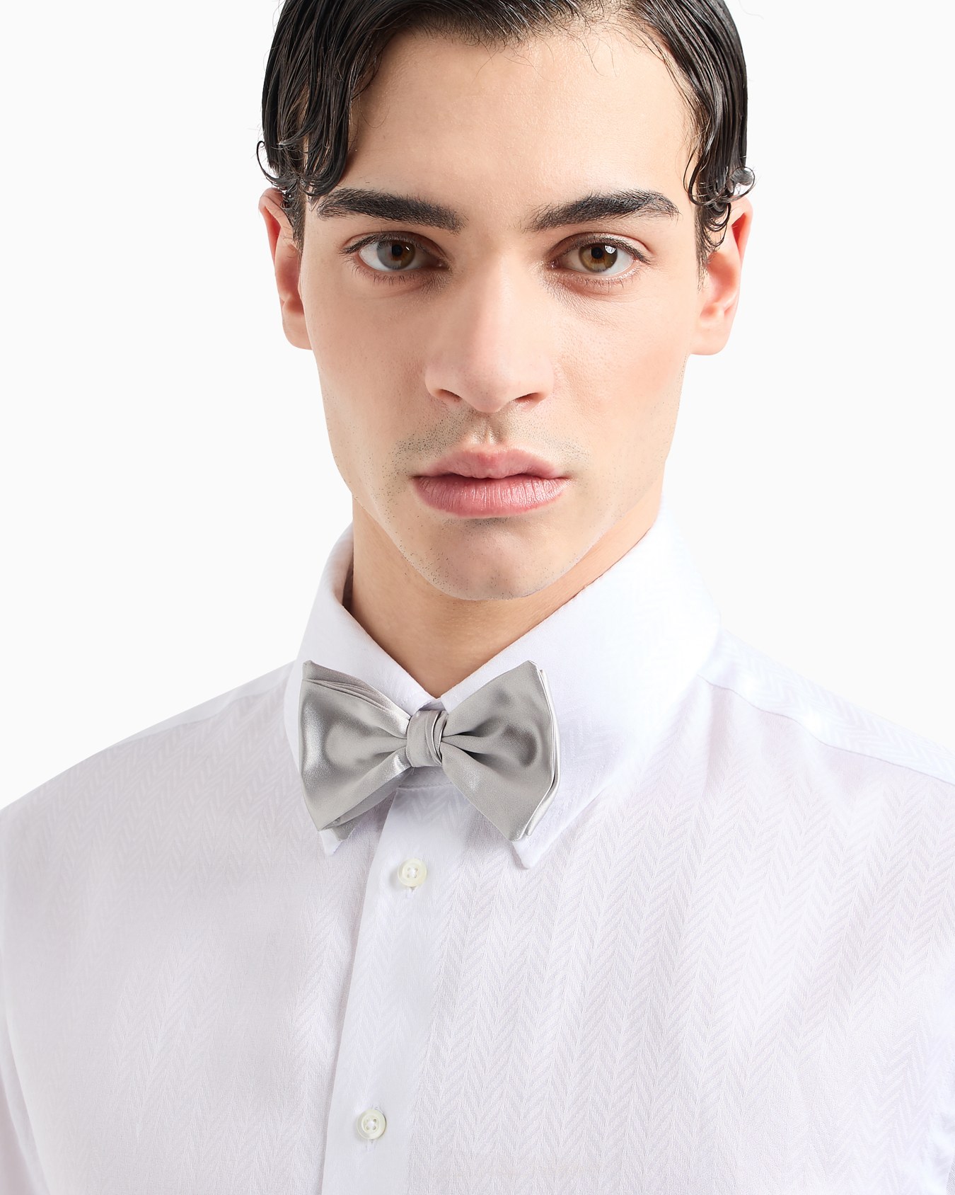 Knotted bow tie in micro-textured pure silk Slide 2