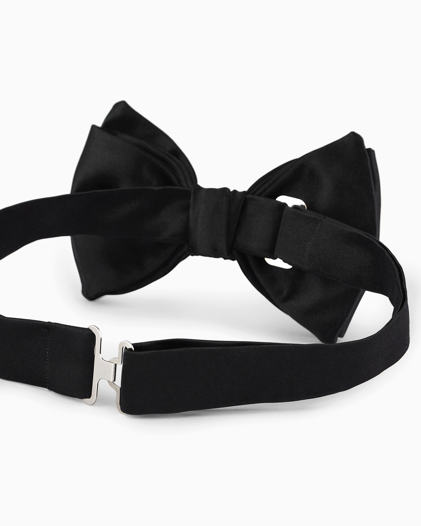 Knotted bow tie in micro-textured pure silk Slide 1
