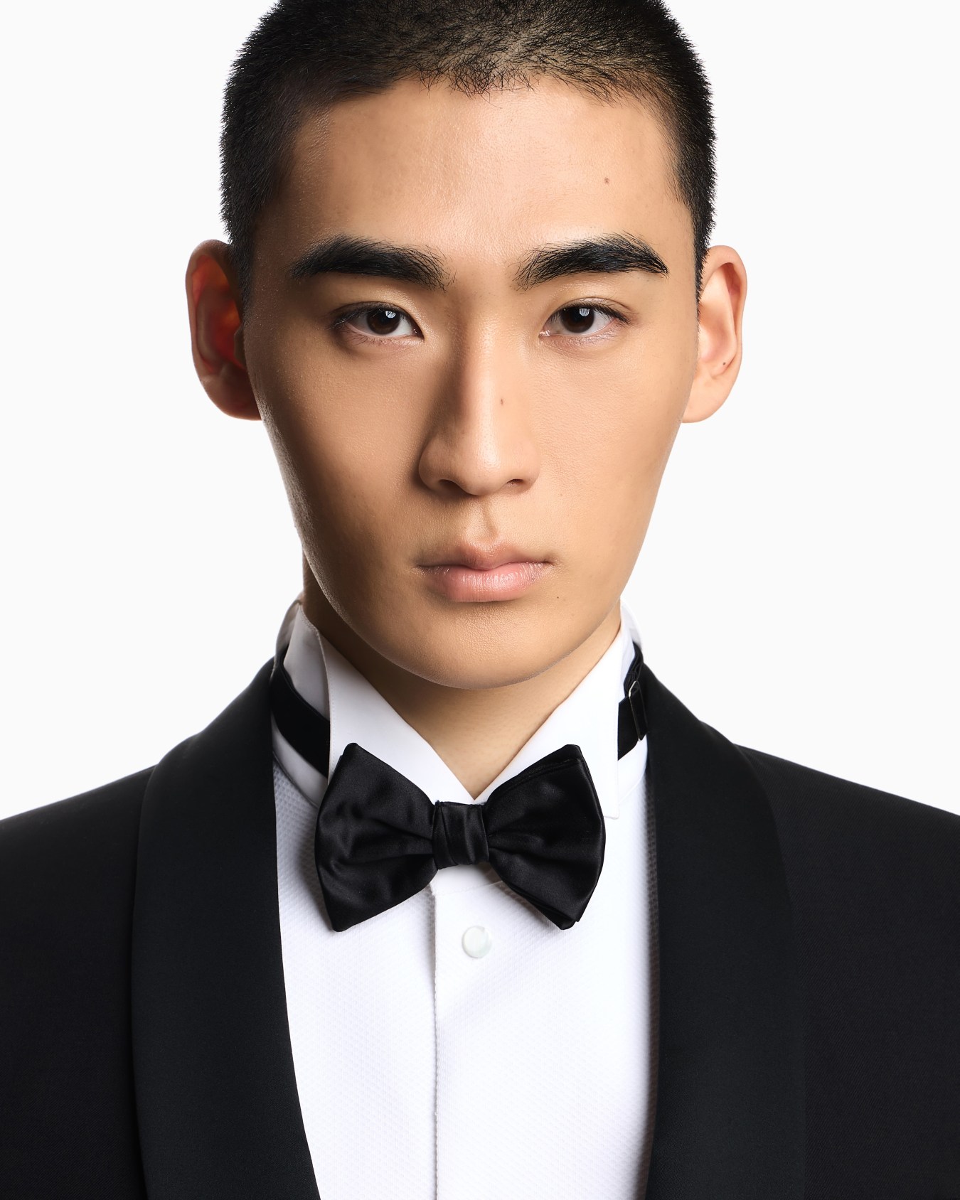 Knotted bow tie in micro-textured pure silk Slide 2