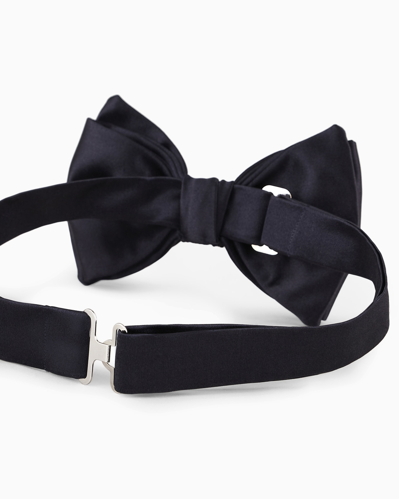 Knotted bow tie in micro-textured pure silk Slide 1