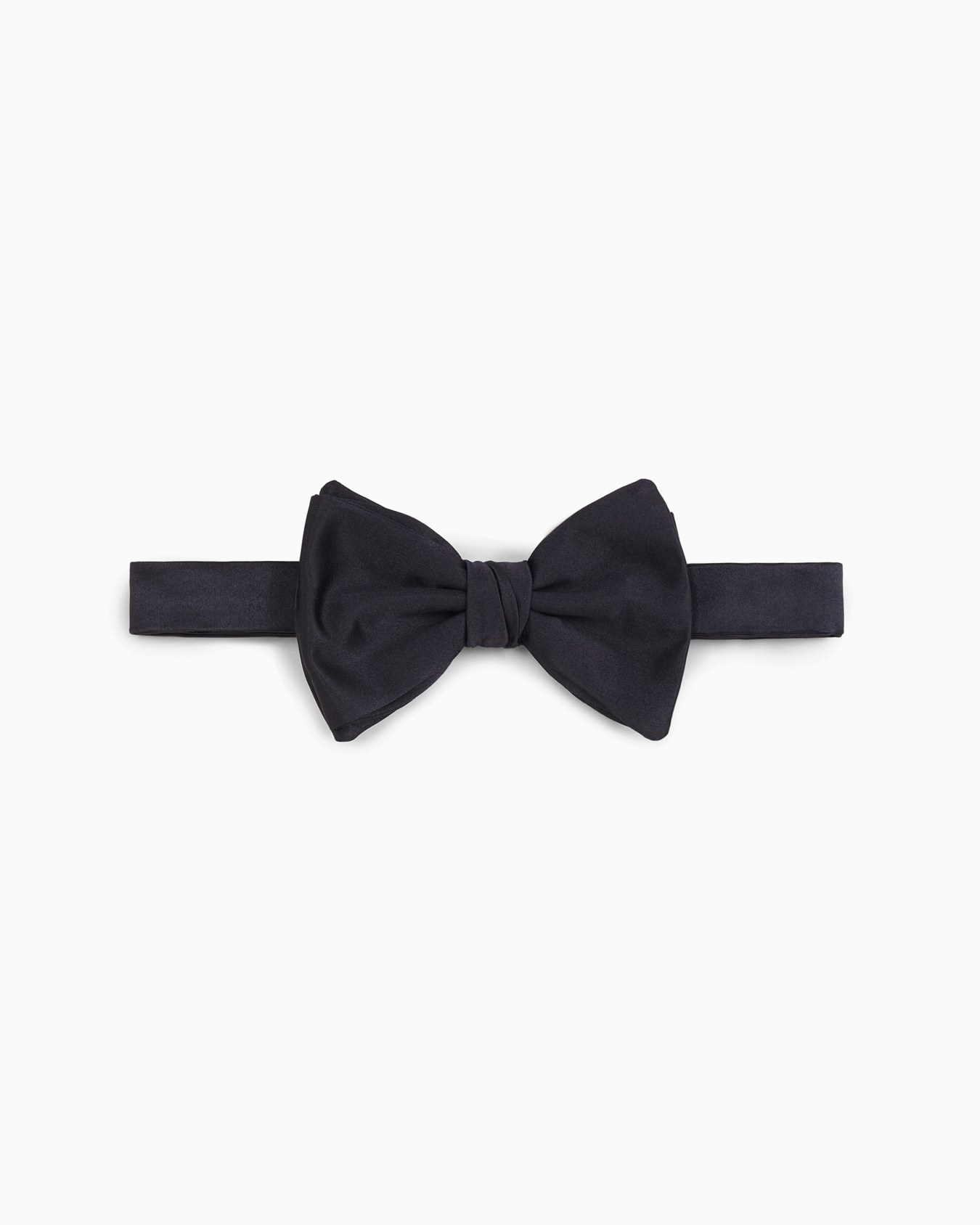 Knotted bow tie in micro-textured pure silk Slide 0