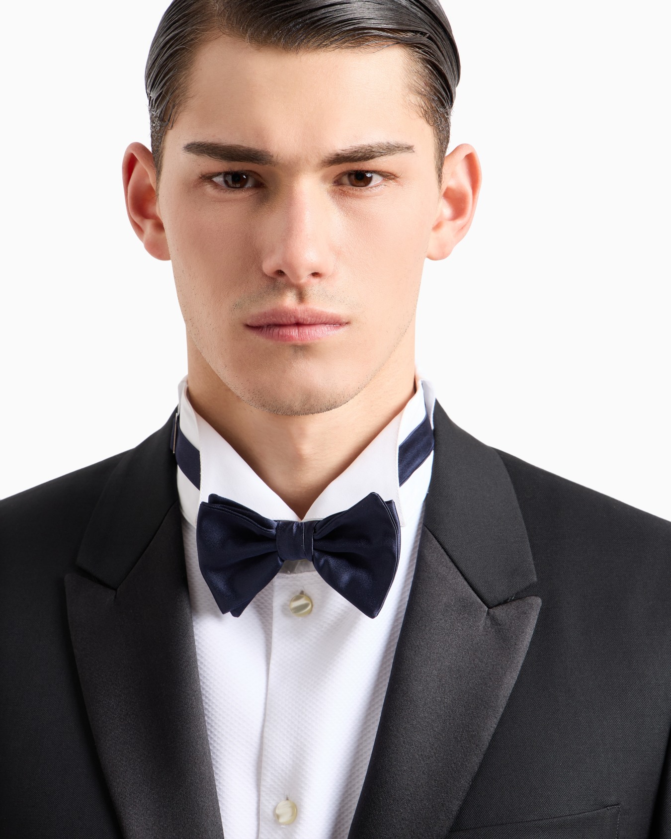 Knotted bow tie in micro-textured pure silk Slide 2