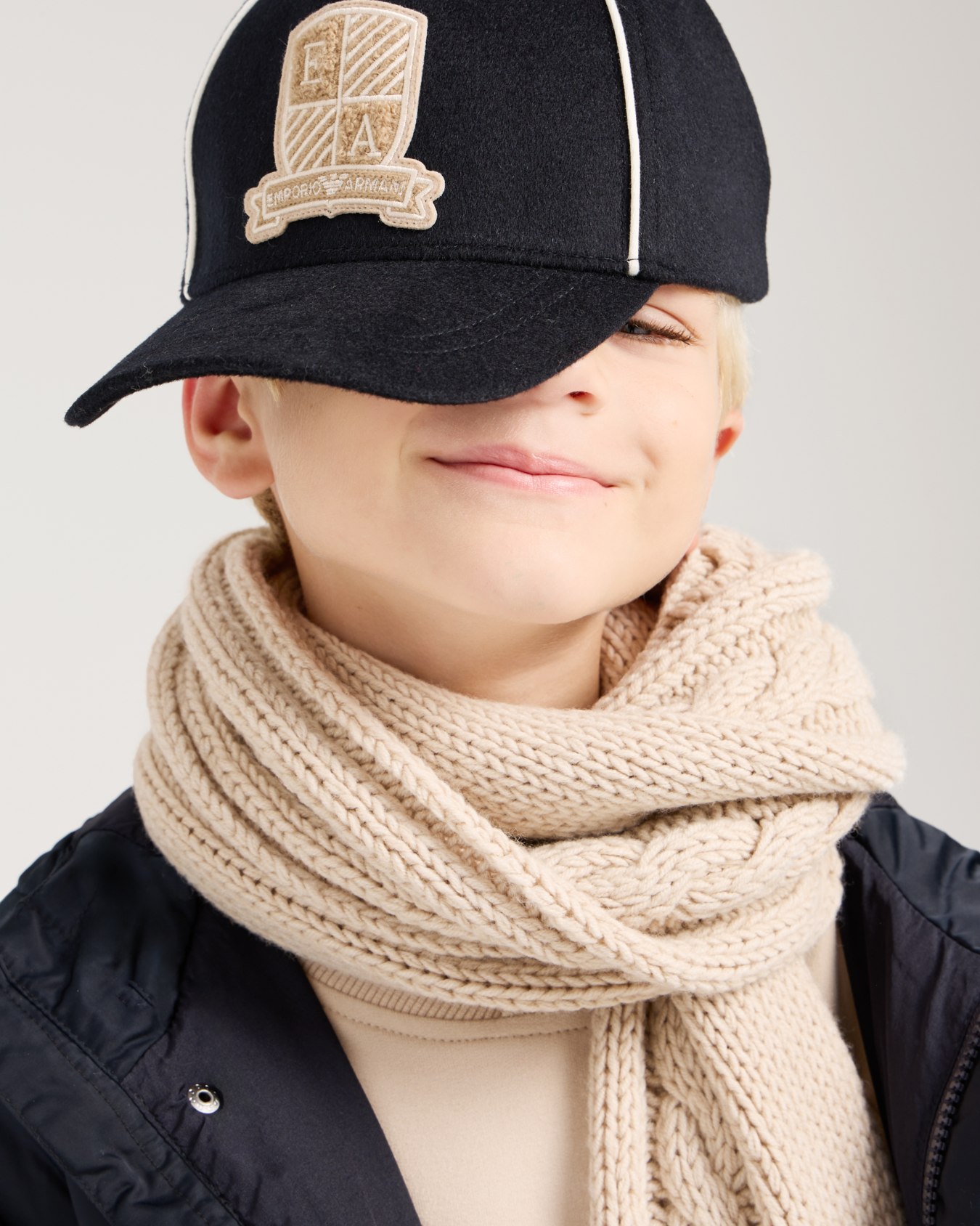 Cable-knit wool beanie and scarf set Slide 3