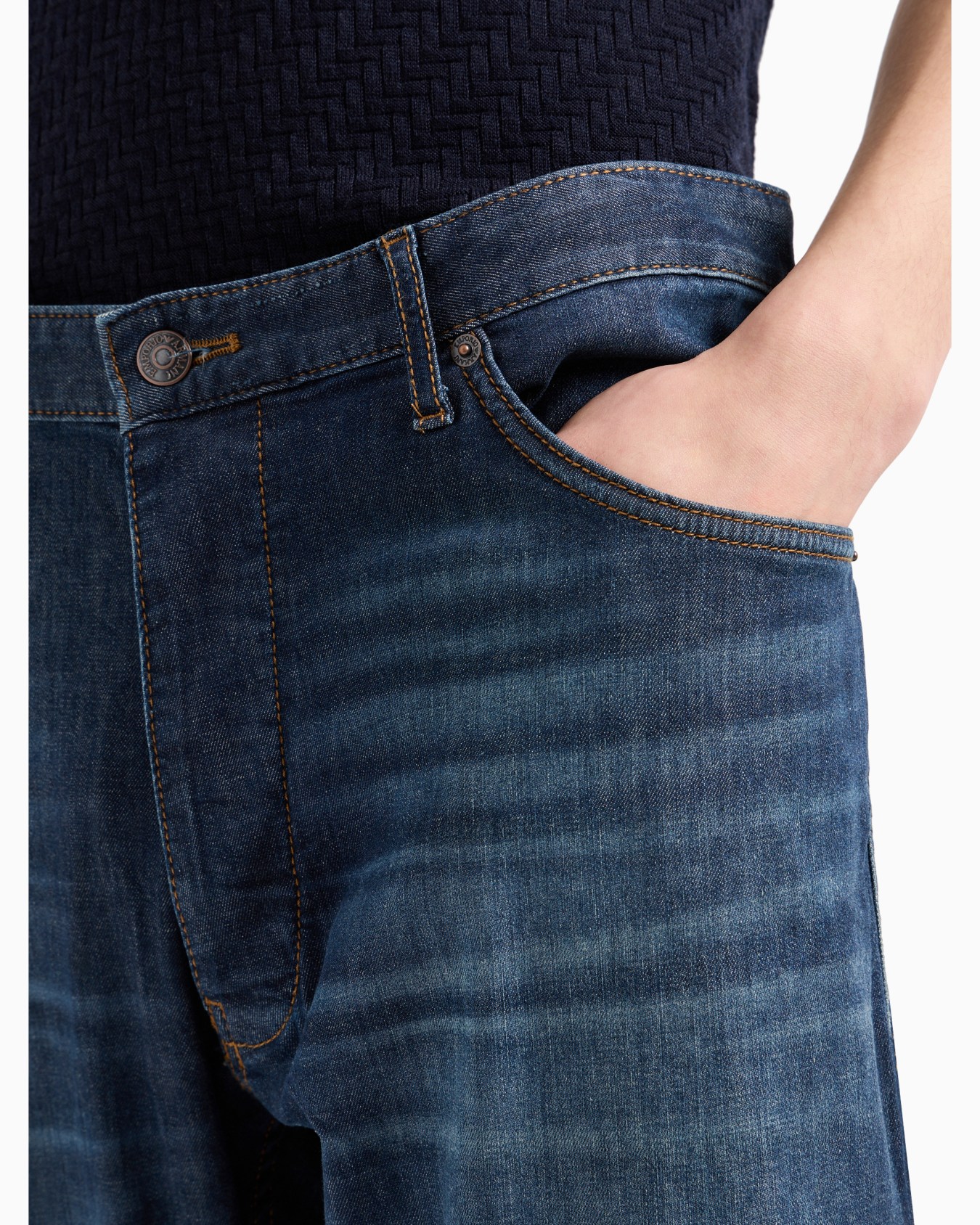 J69 loose-fit jeans in lightweight denim canvas Slide 4