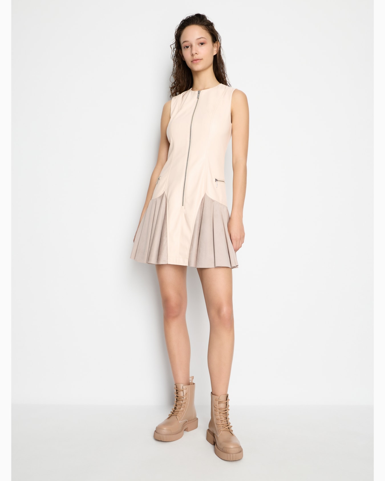Flared dress in faux leather Diapositiva 1
