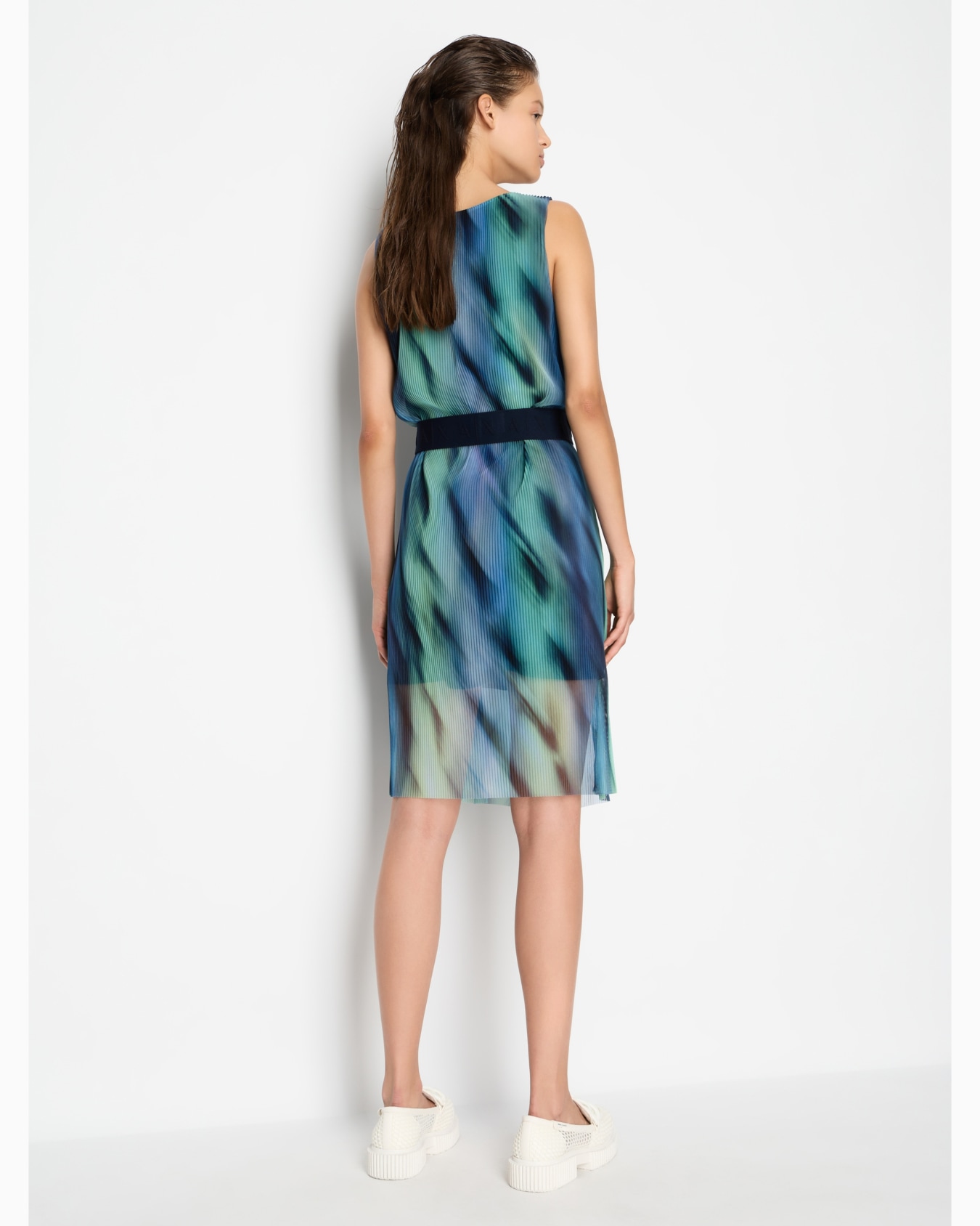 Midi dress in pleated fabric Diapositiva 2