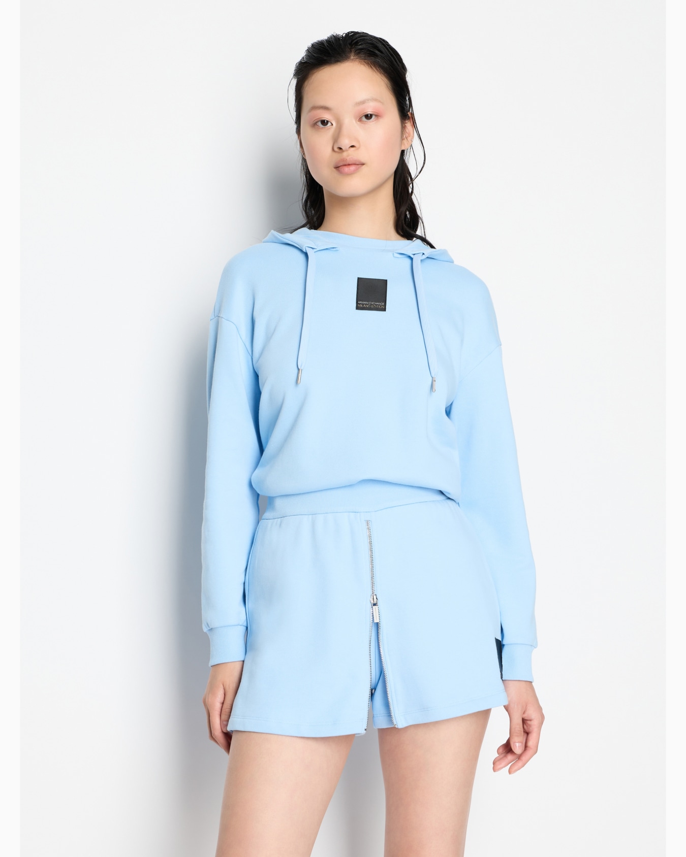 ロゴパッチ付き　フーデッドスウェットパーカー スライドする 1