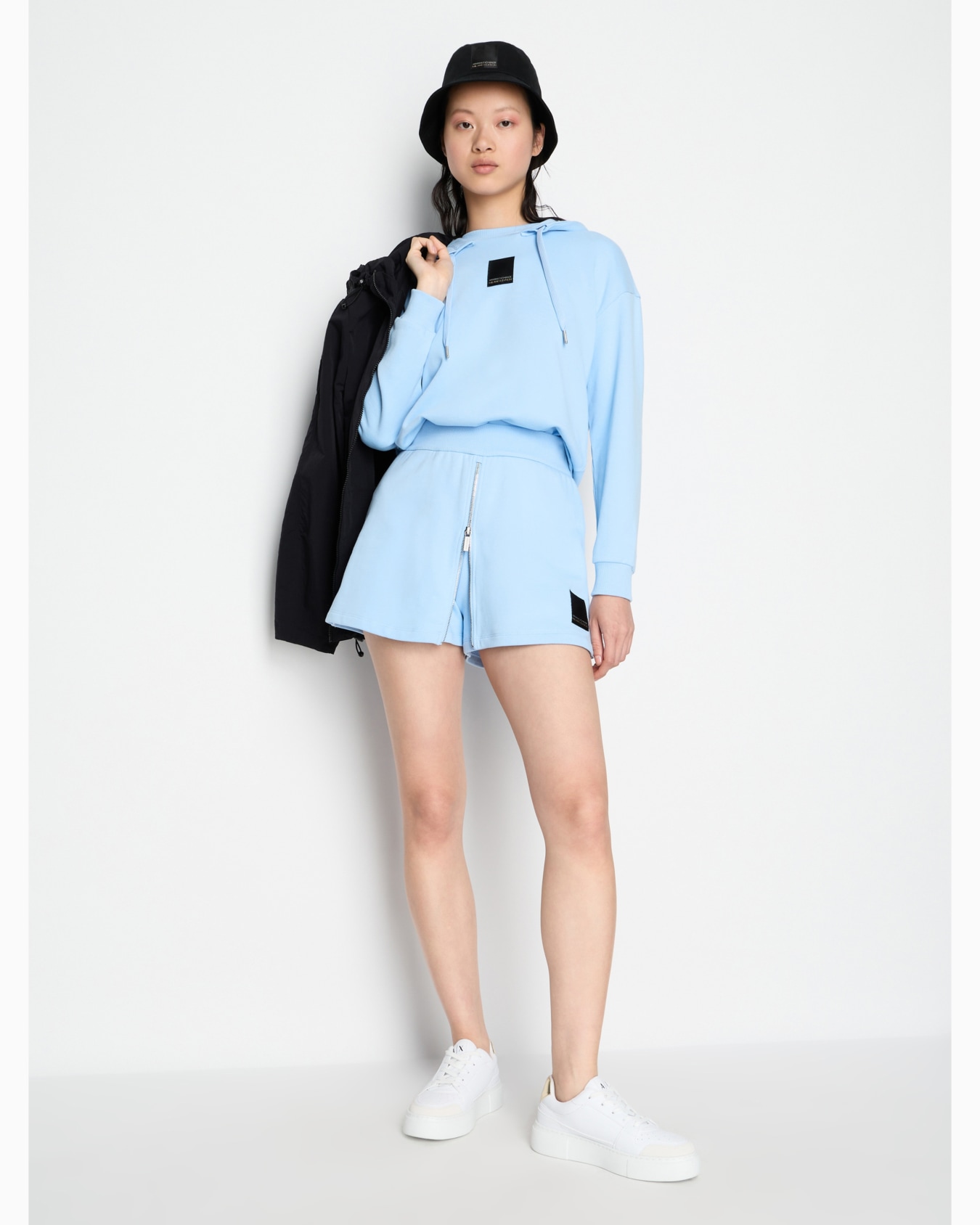 ロゴパッチ付き　フーデッドスウェットパーカー スライドする 3