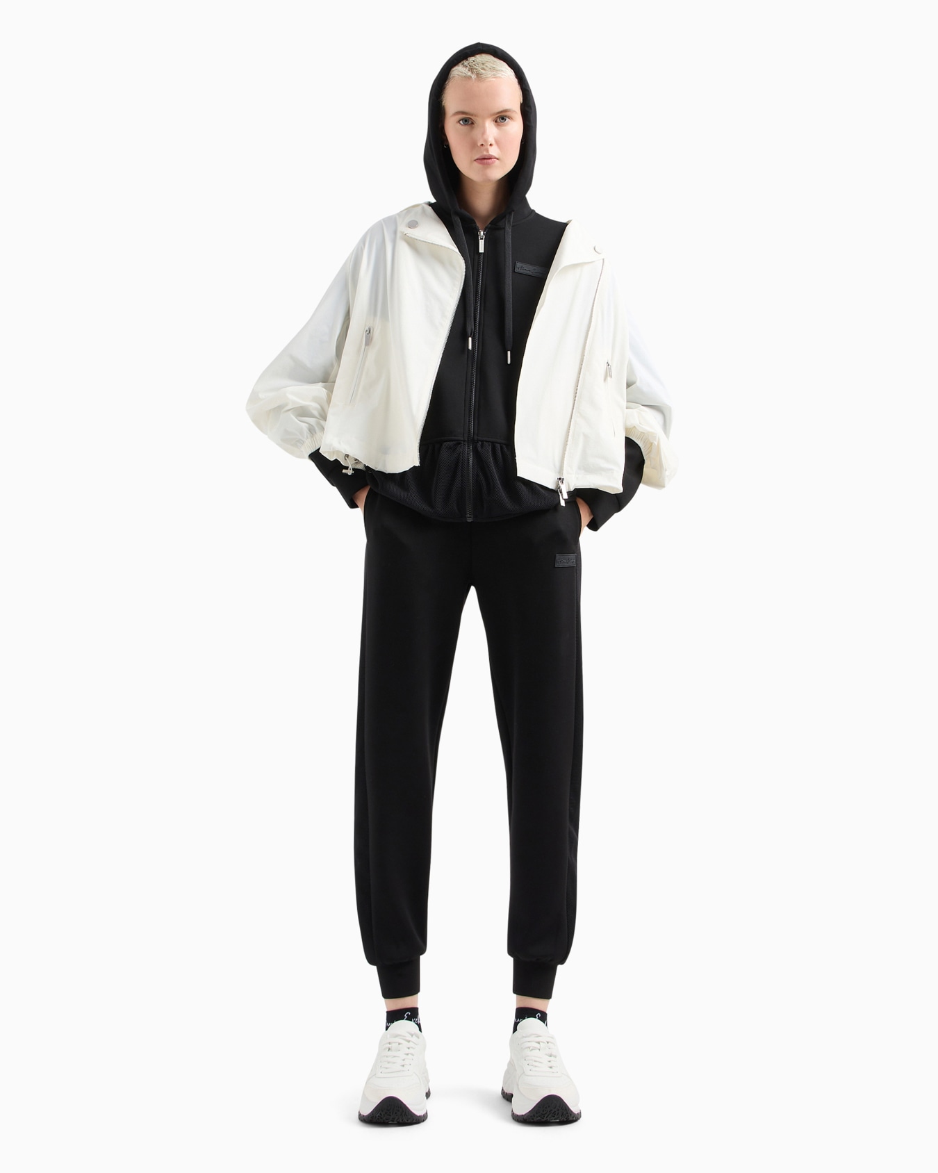 シグネチャーロゴタグ　スウェットジョガーパンツ スライドする 3