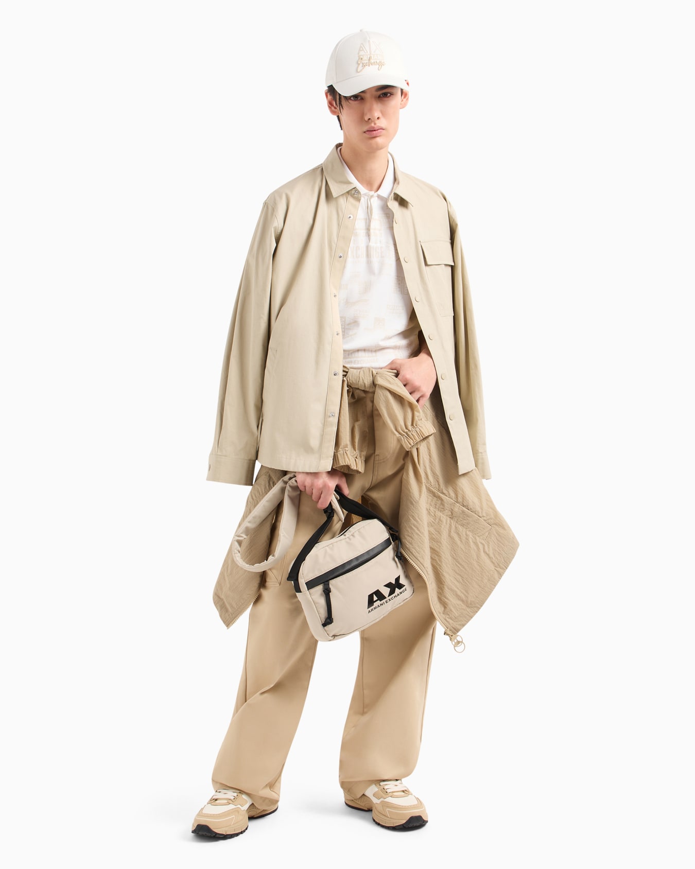 Regular fit short-sleeved polo shirt with contrasting collar Slide 3