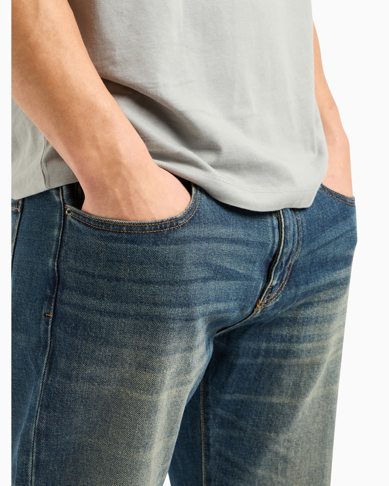 Straight fit jeans in used denim Slide 4