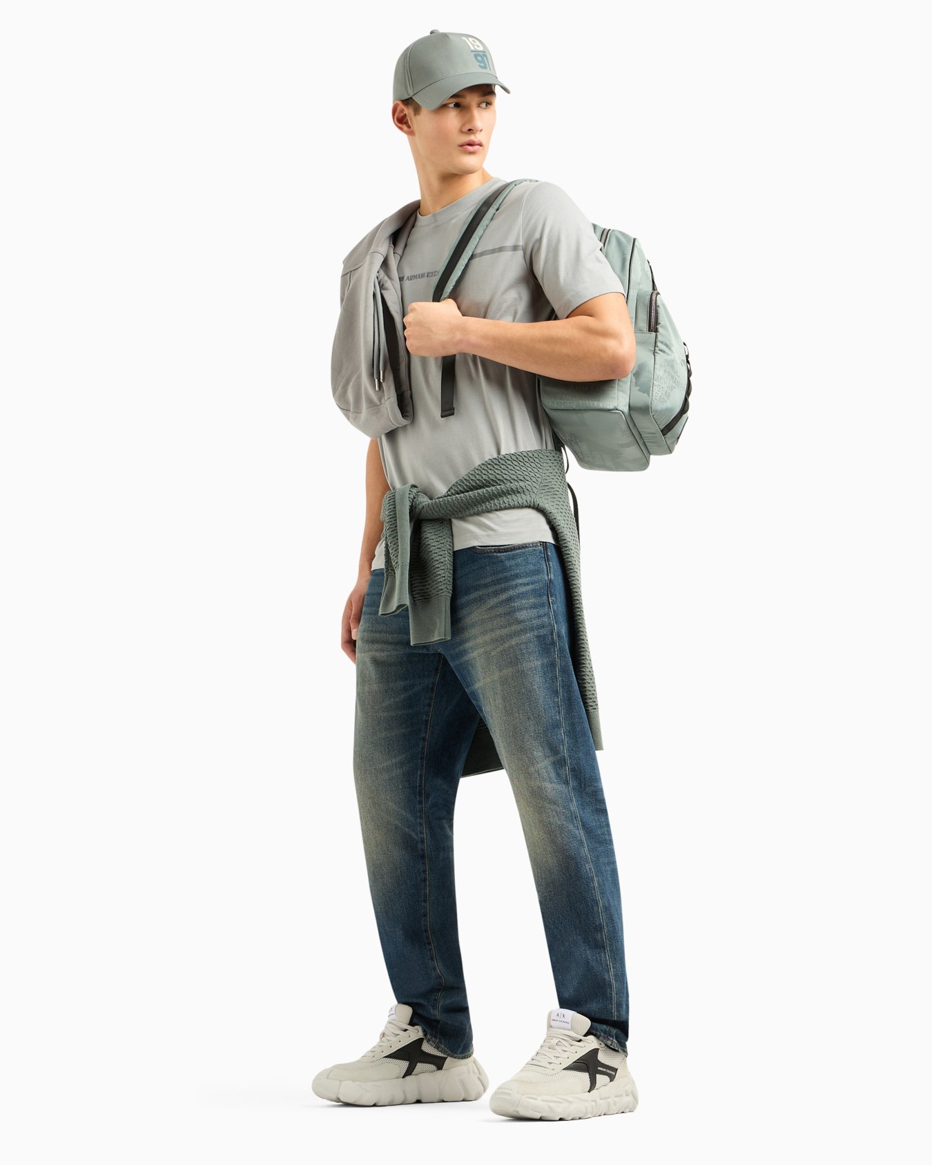 Straight fit jeans in used denim Slide 3