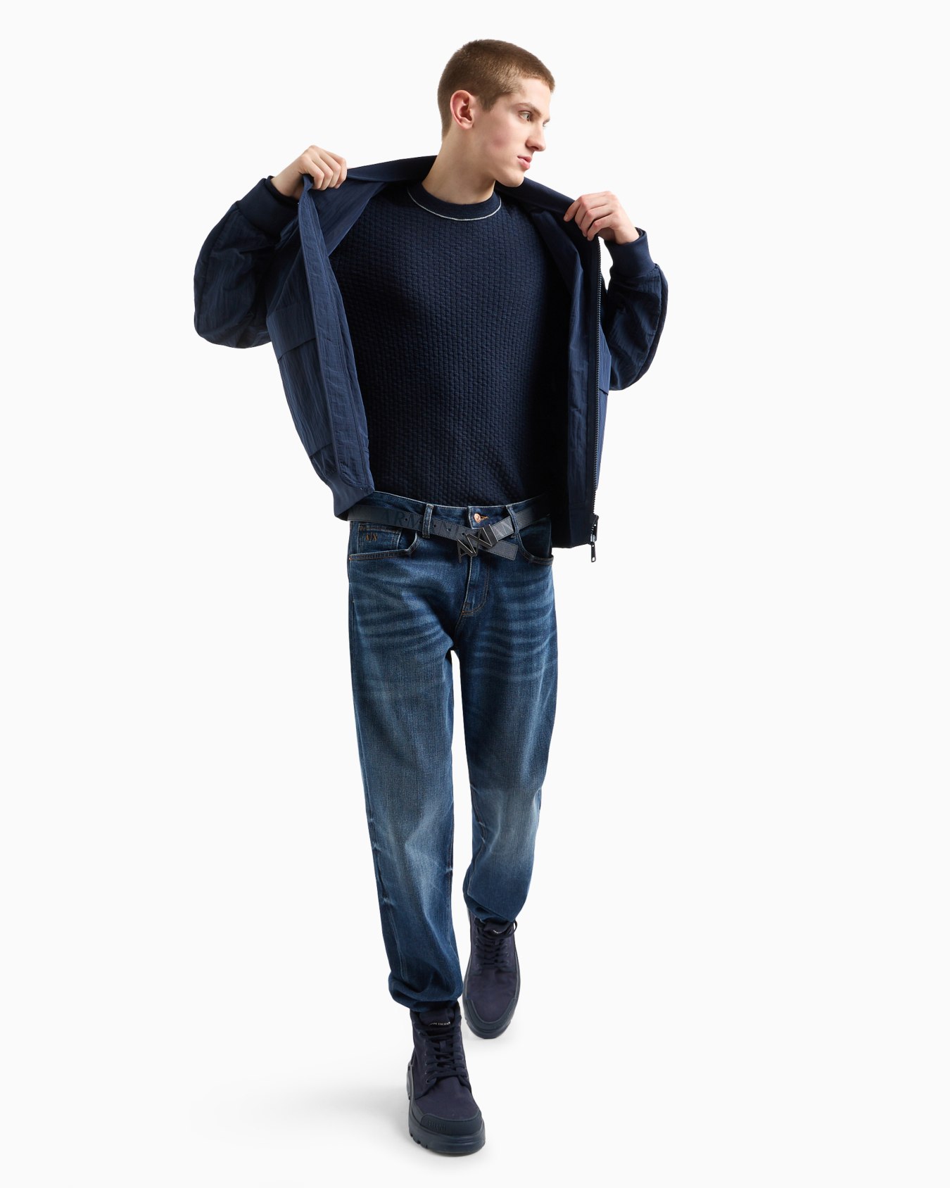 J16 boyfriend fit cropped jeans in indigo denim Diapositiva 3
