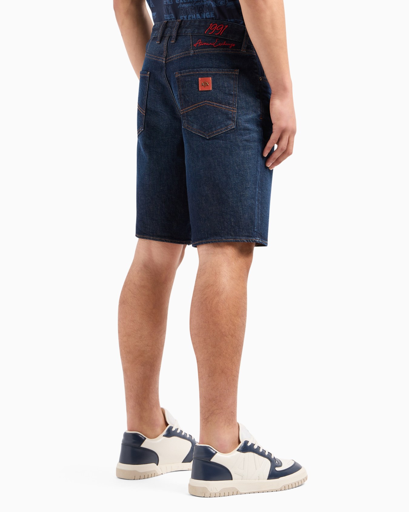 Slim fit J65 stretch denim shorts with turn-up hem Diapositiva 2