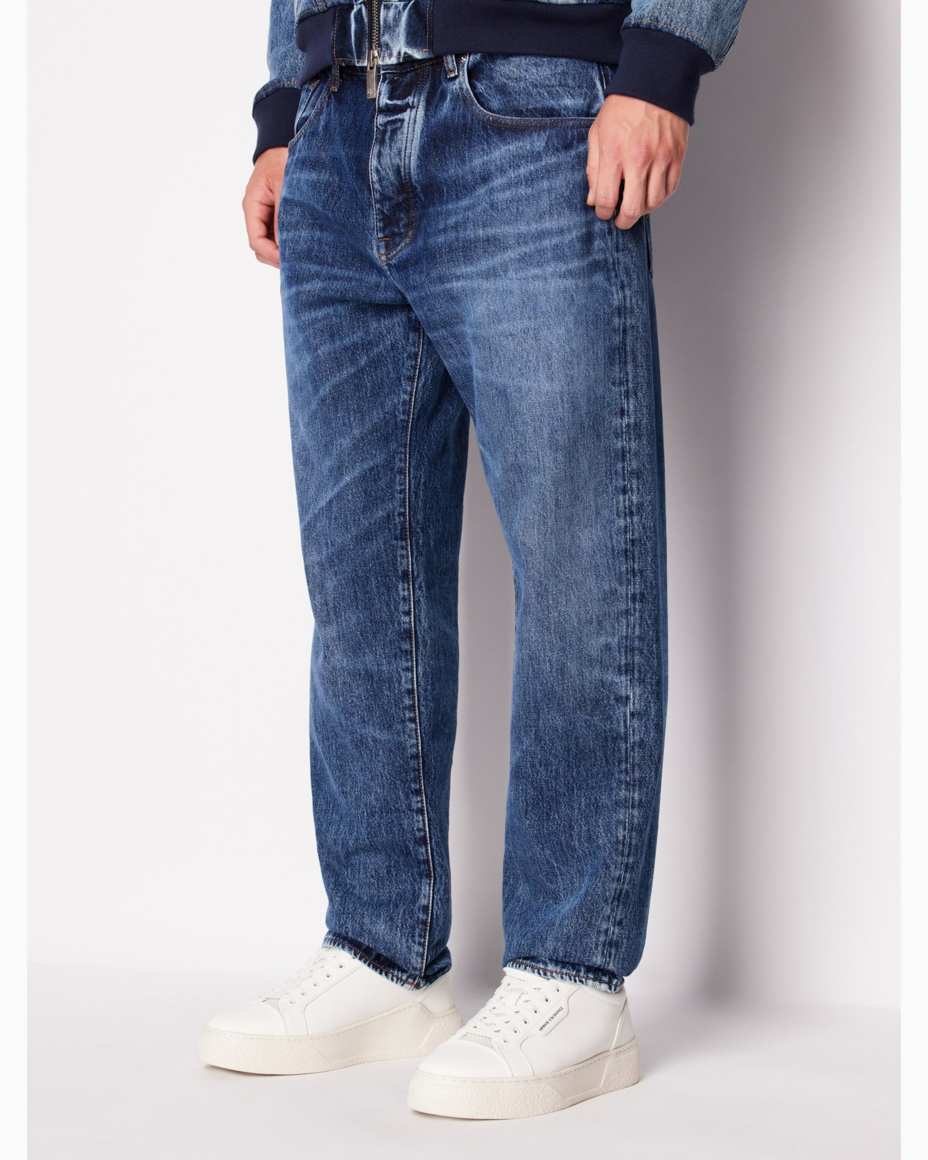 J82 loose tapered fit jeans in non-stretch washed denim Diapositiva 1