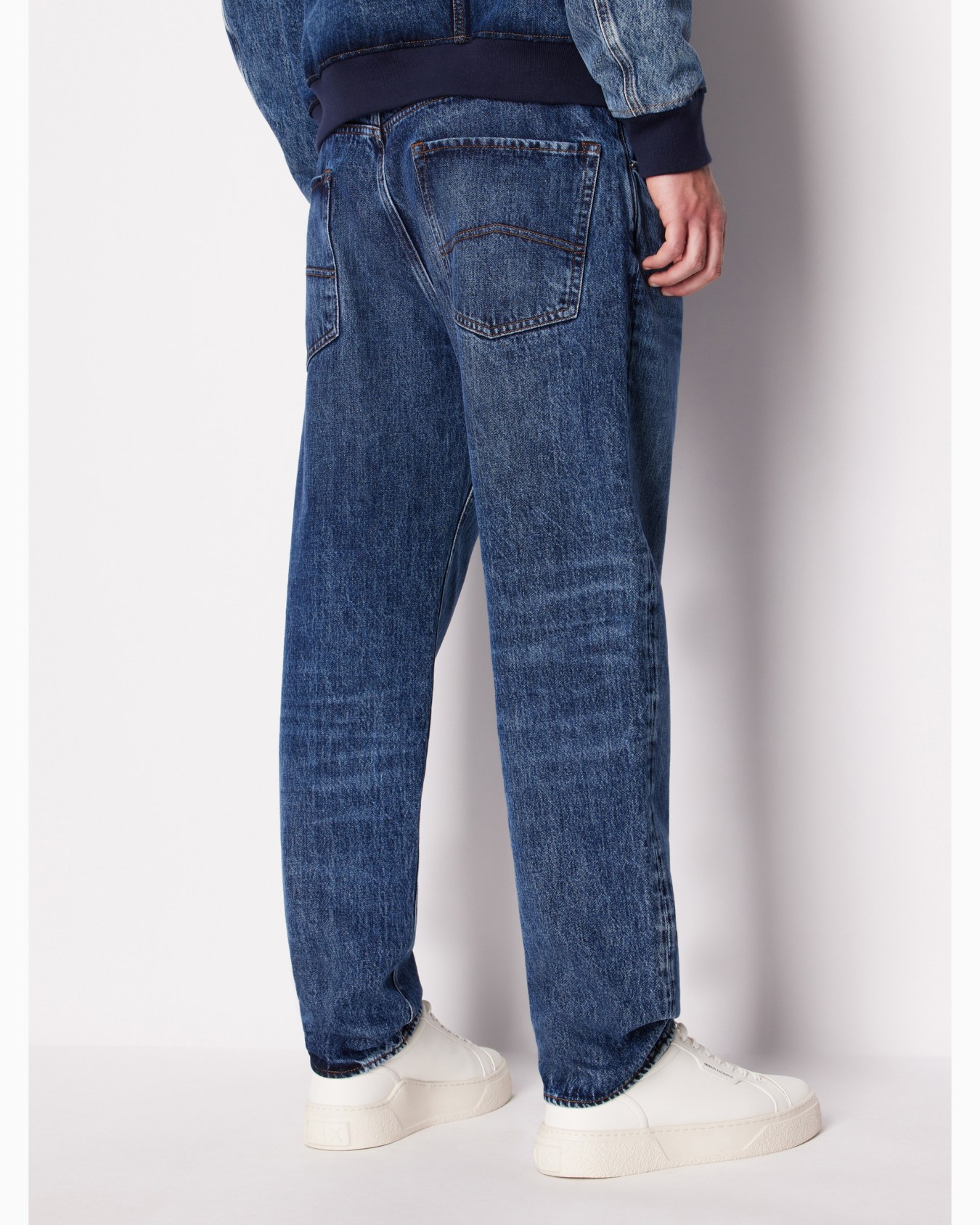 J82 loose tapered fit jeans in non-stretch washed denim Diapositiva 2