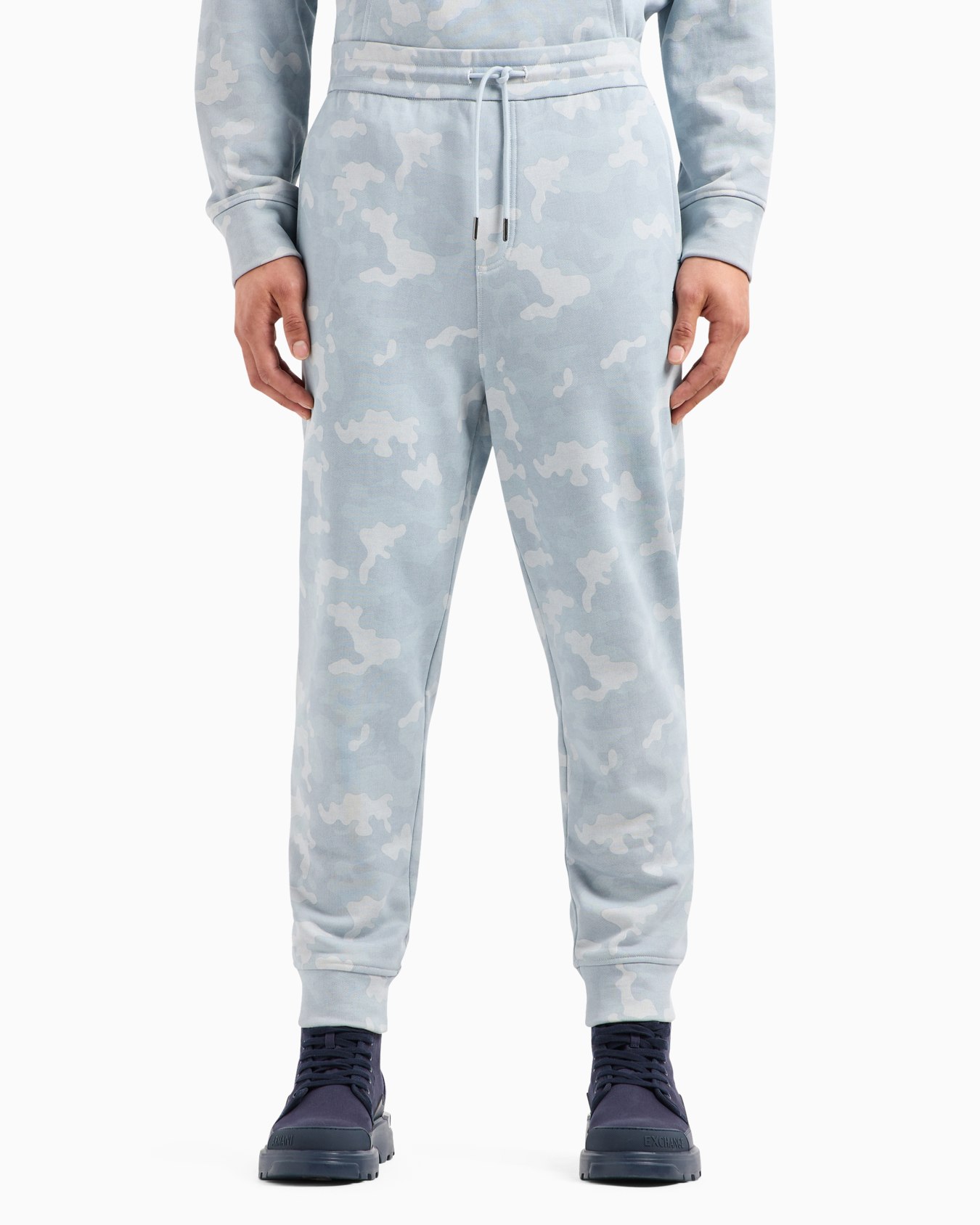 オールオーバーカモプリント スウェットジョガーパンツ スライドする 1