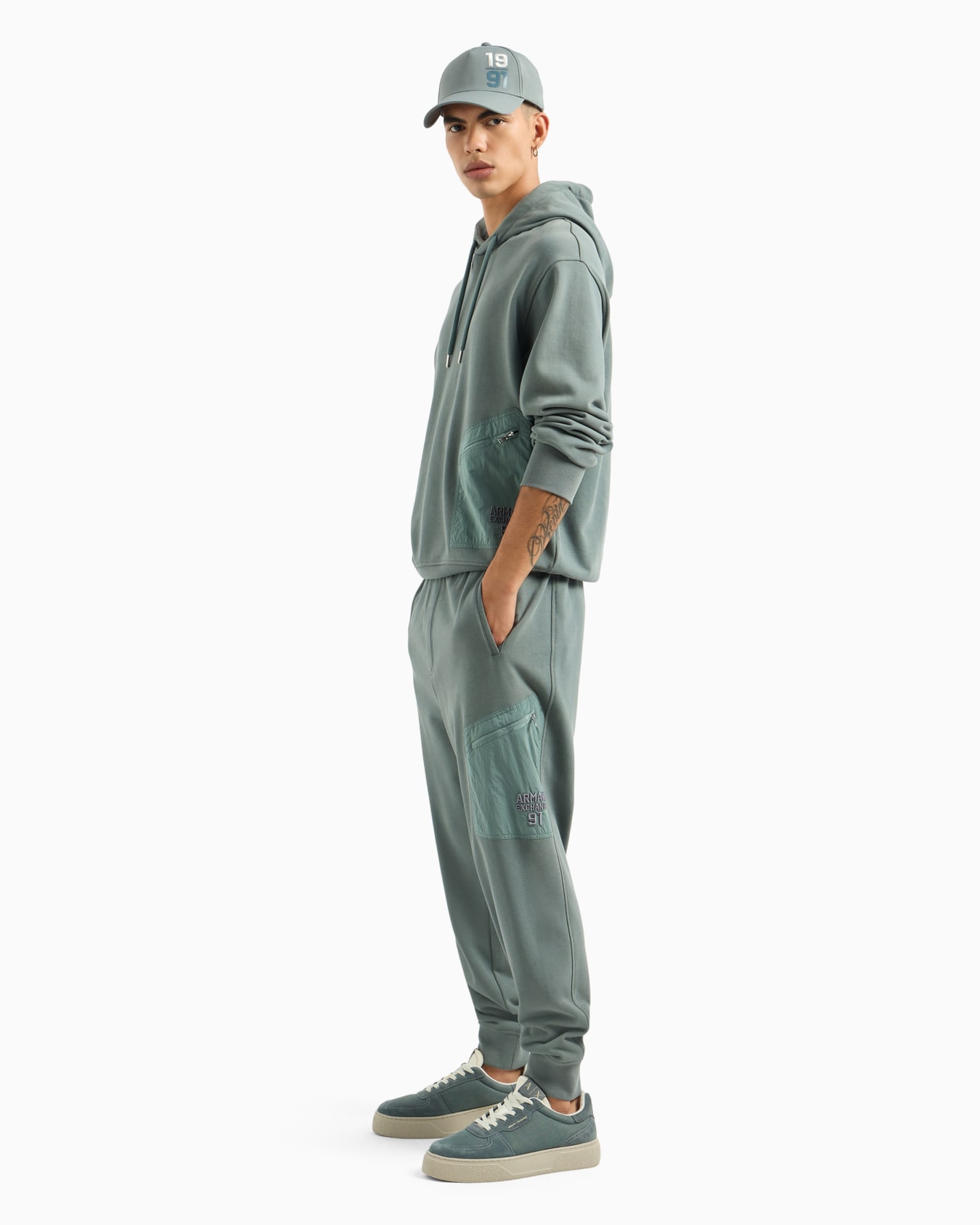 Soft yarn jogger pants with logo Slide 3