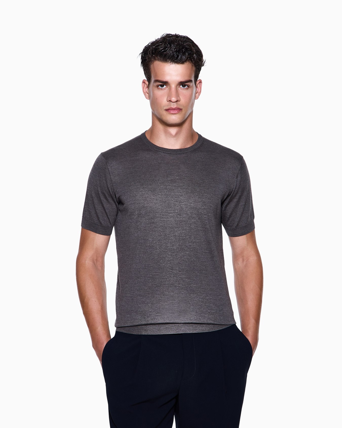 Short-sleeved, crew-neck jumper in silk and cotton Slide 3