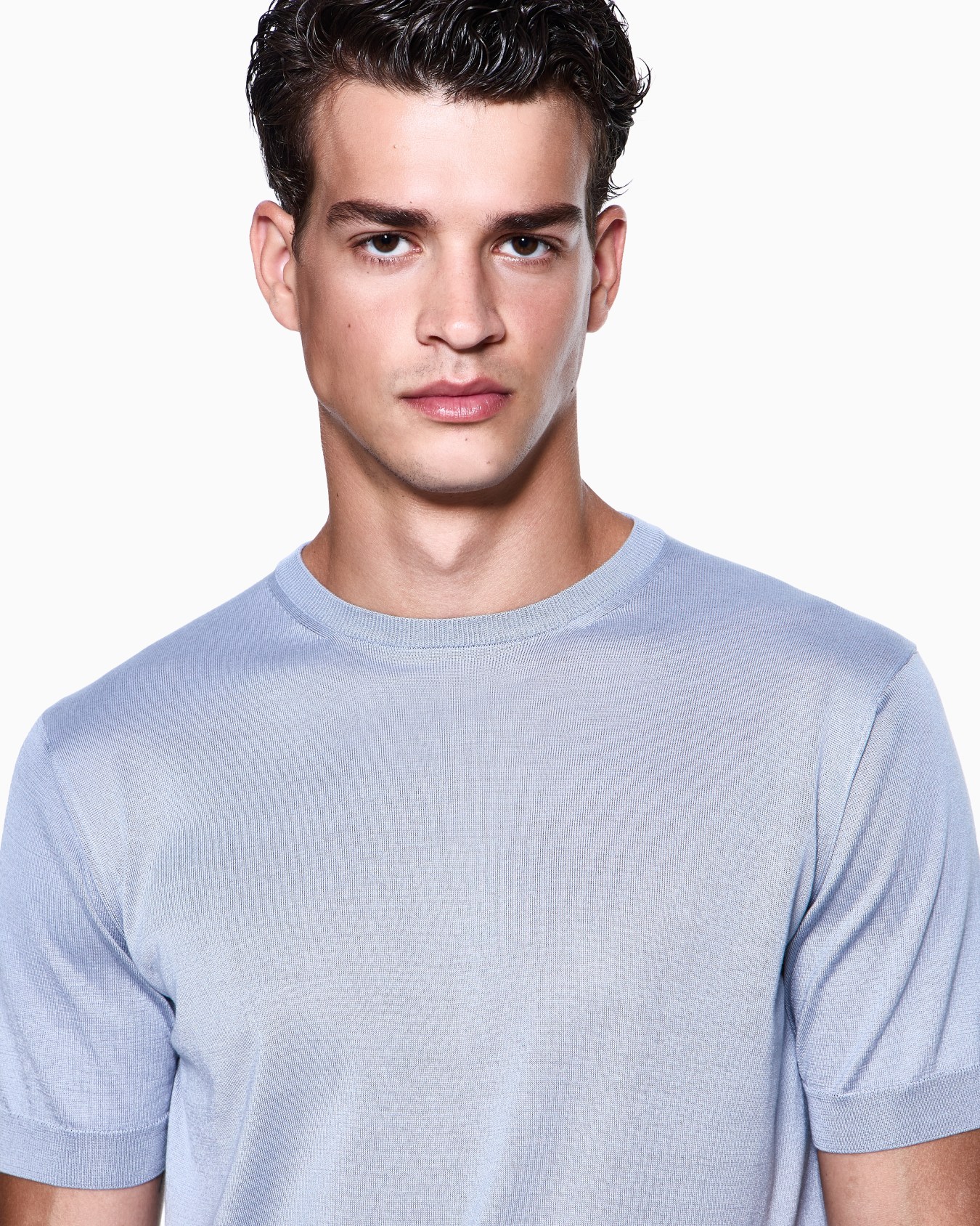 Short-sleeved, crew-neck jumper in silk and cotton Slide 4