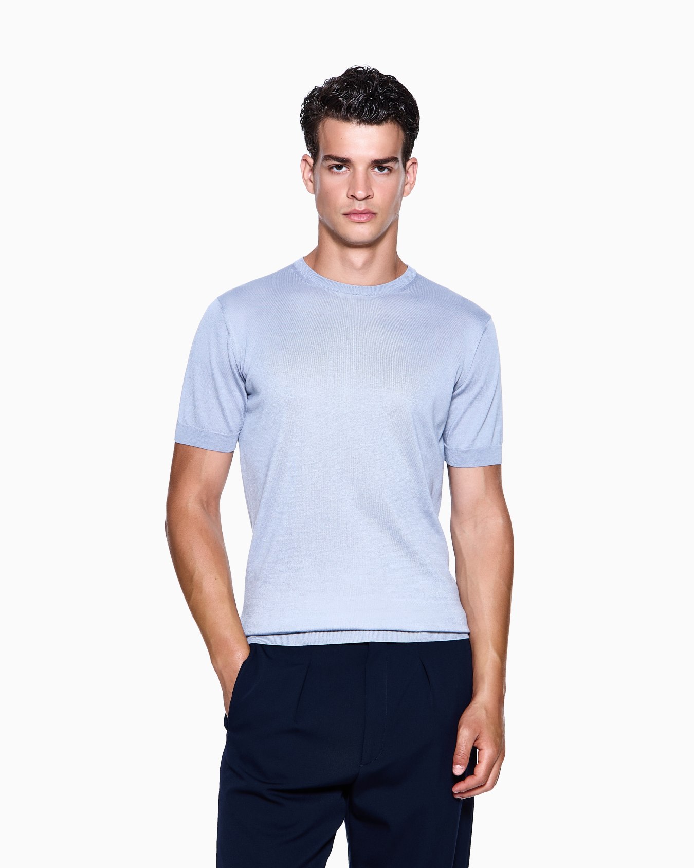 Short-sleeved, crew-neck jumper in silk and cotton Slide 3