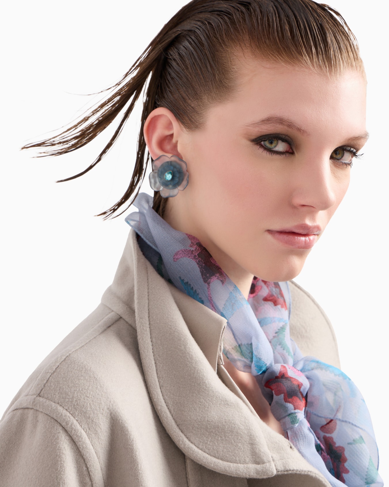 Flower-shaped resin clip earrings Slide 2