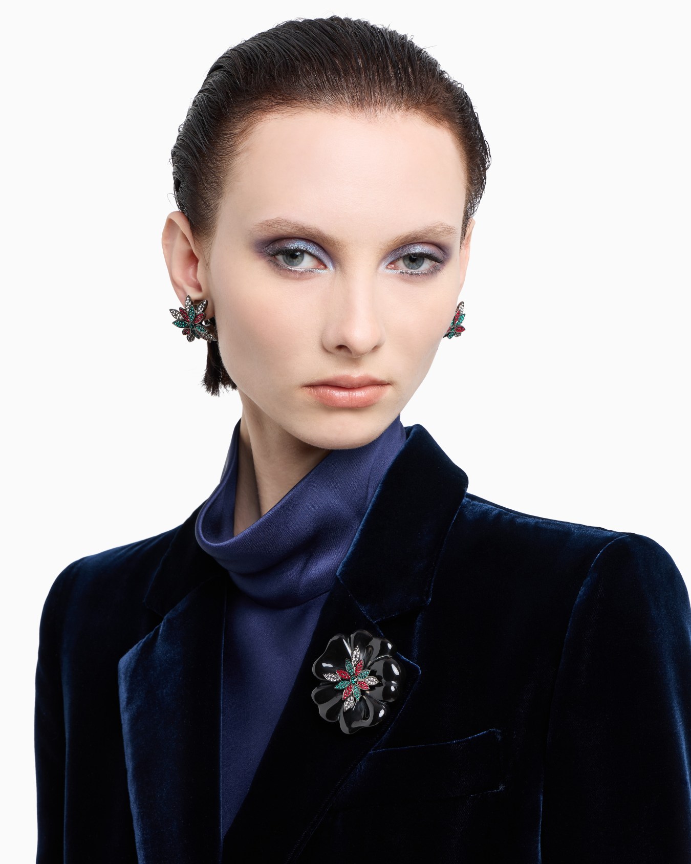 Blumenförmige Brosche aus Kunstharz und Swarovski-Kristallen Folie 2