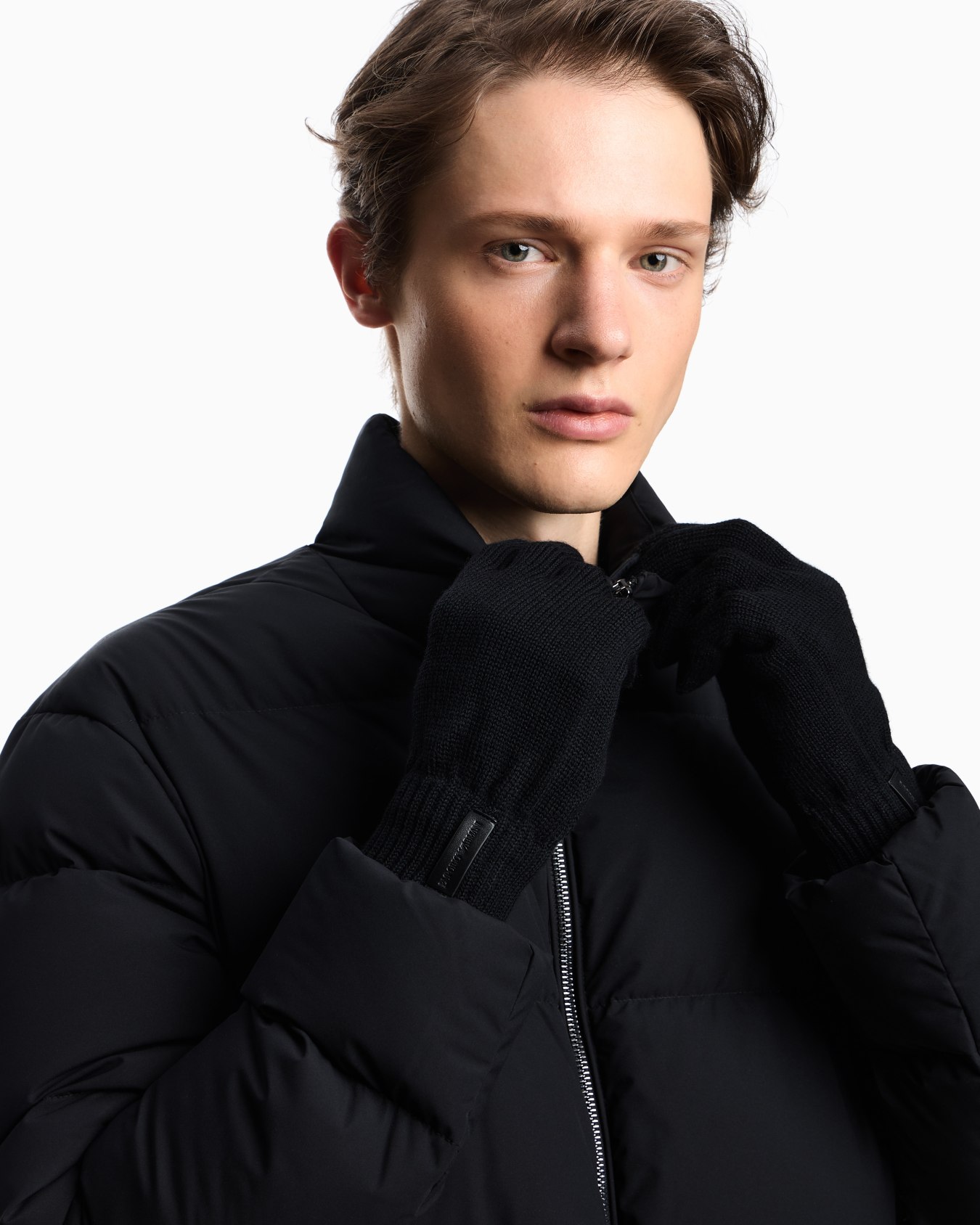 Plain-knit virgin wool touchscreen gloves Slide 2