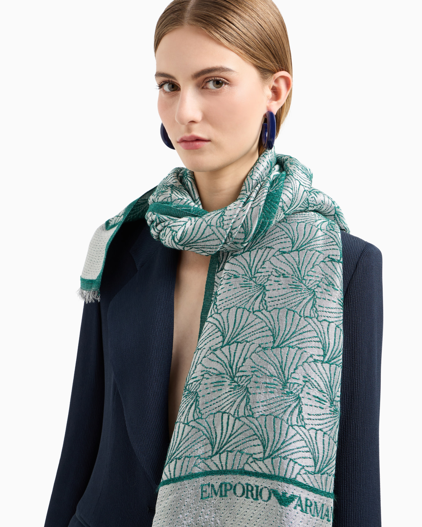Stole with all-over ginkgo jacquard pattern Slide 2