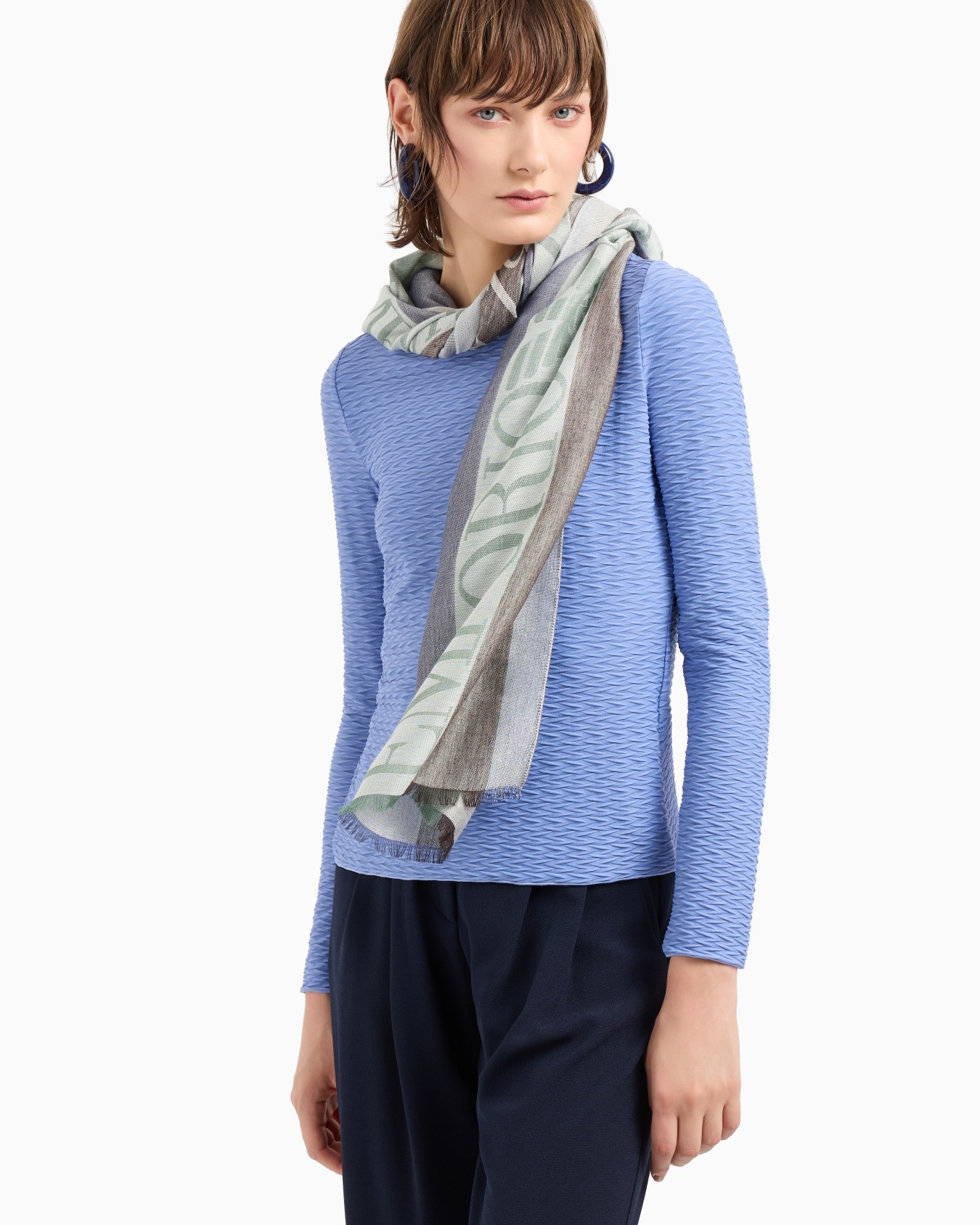 Stole with vertical pattern and Since 1981 jacquard logo Slide 2