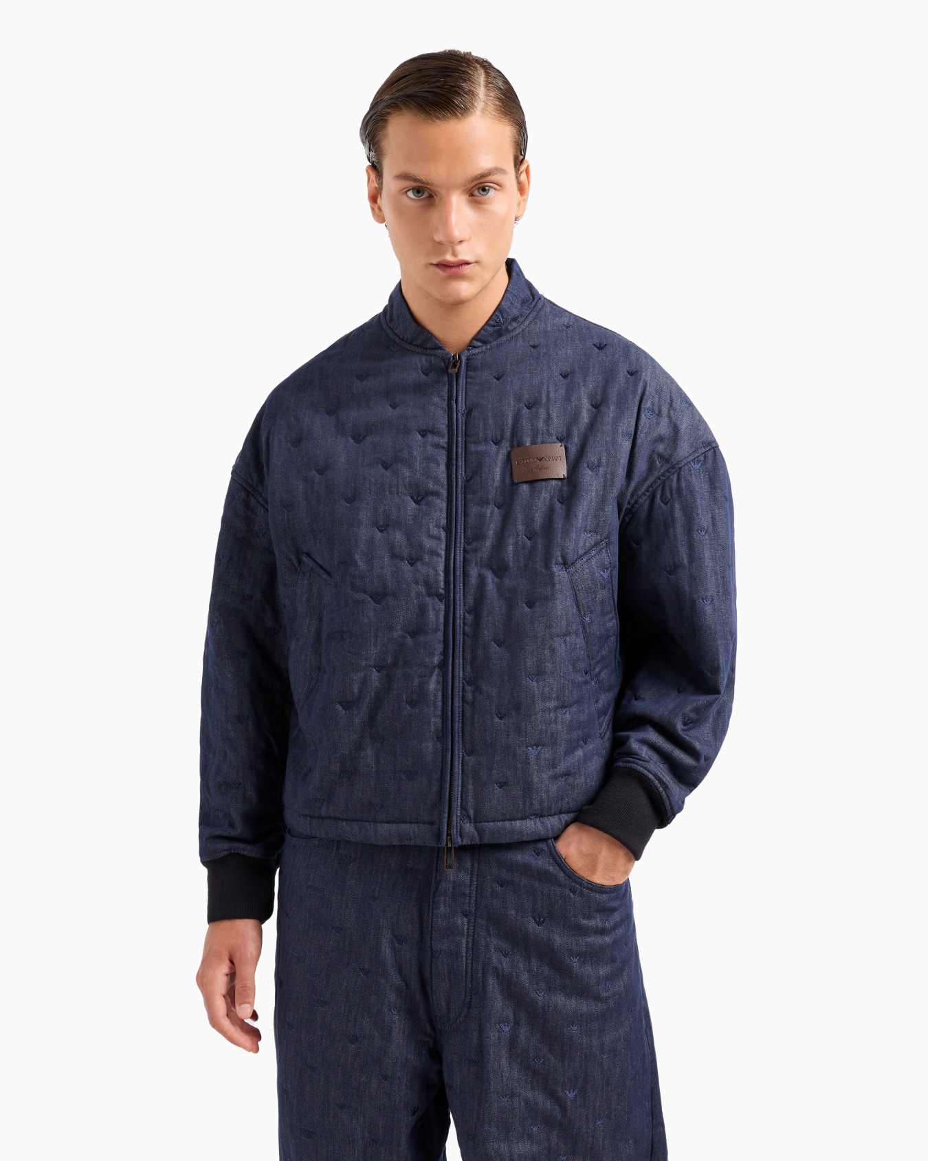 Chaqueta denim con microáguila bordada por toda la prenda Diapositiva 1